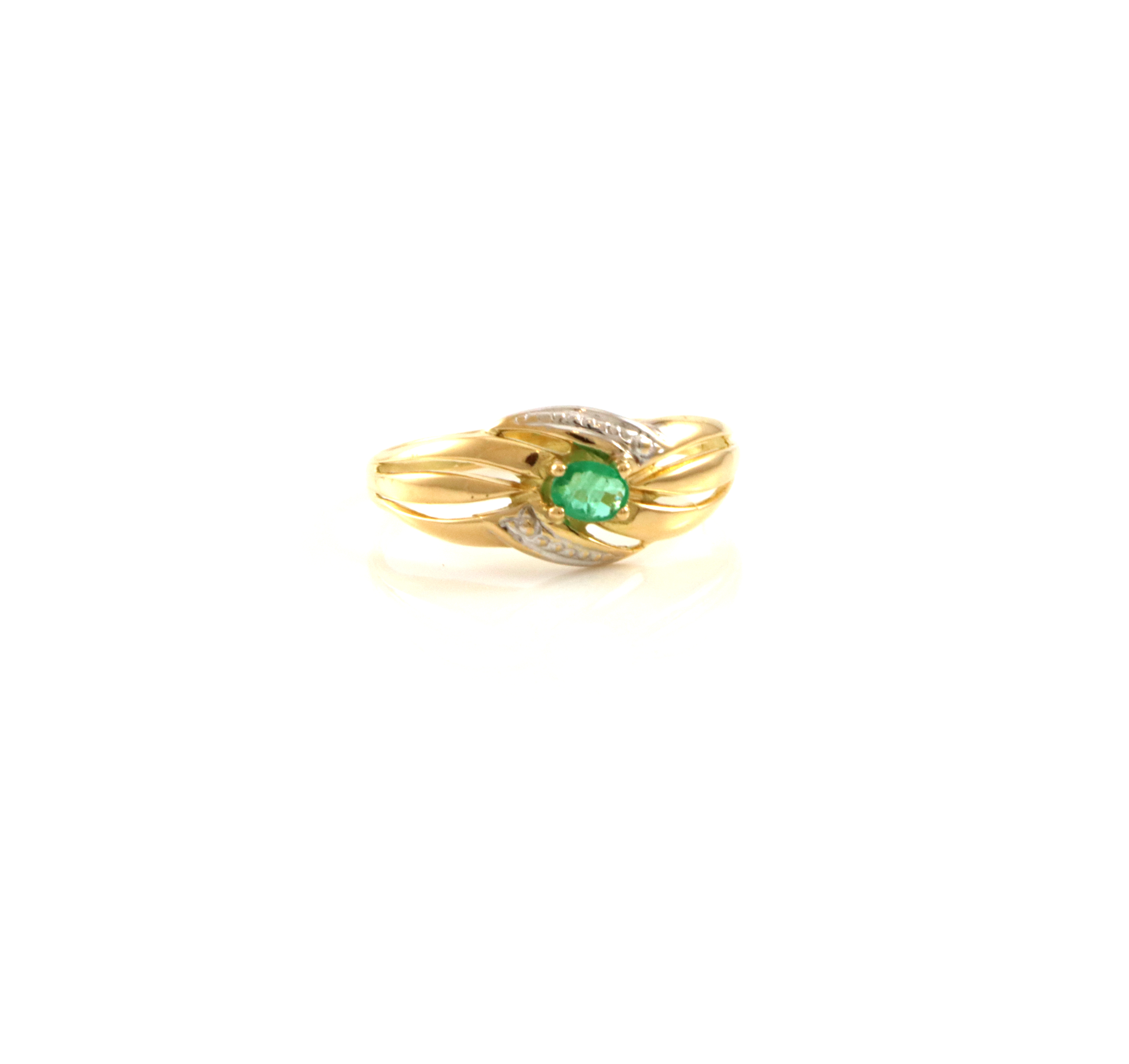 Moderne ring med smaragd