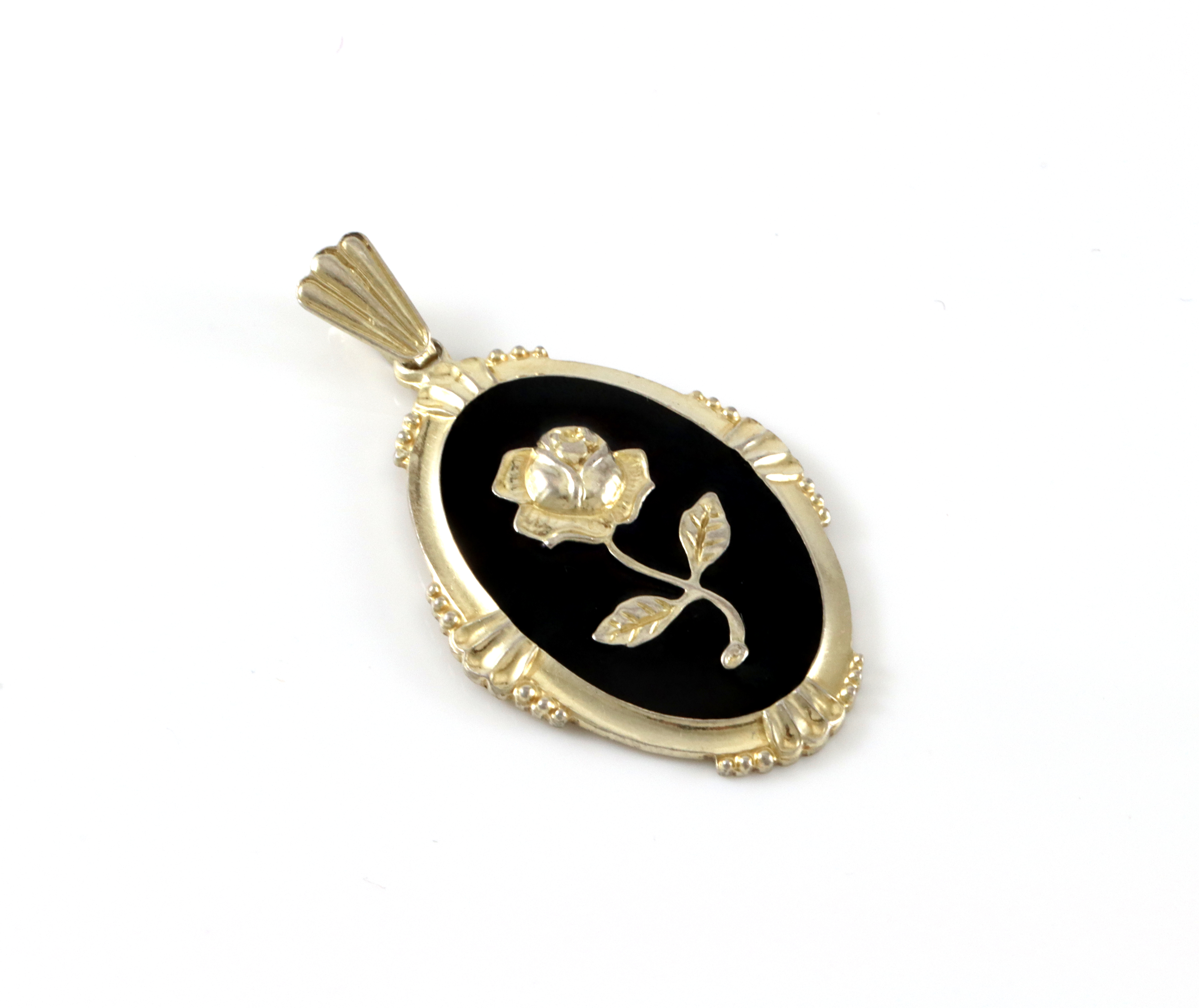 Emaljerte anheng i sølv