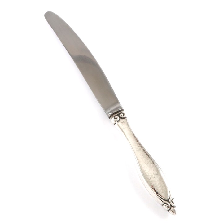 Hamret spisekniv i sølv på 21,4 cm