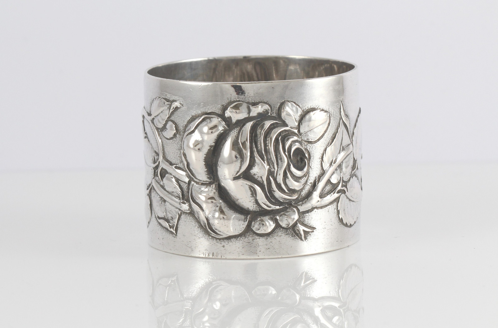 Graverte serviettringer i sølv