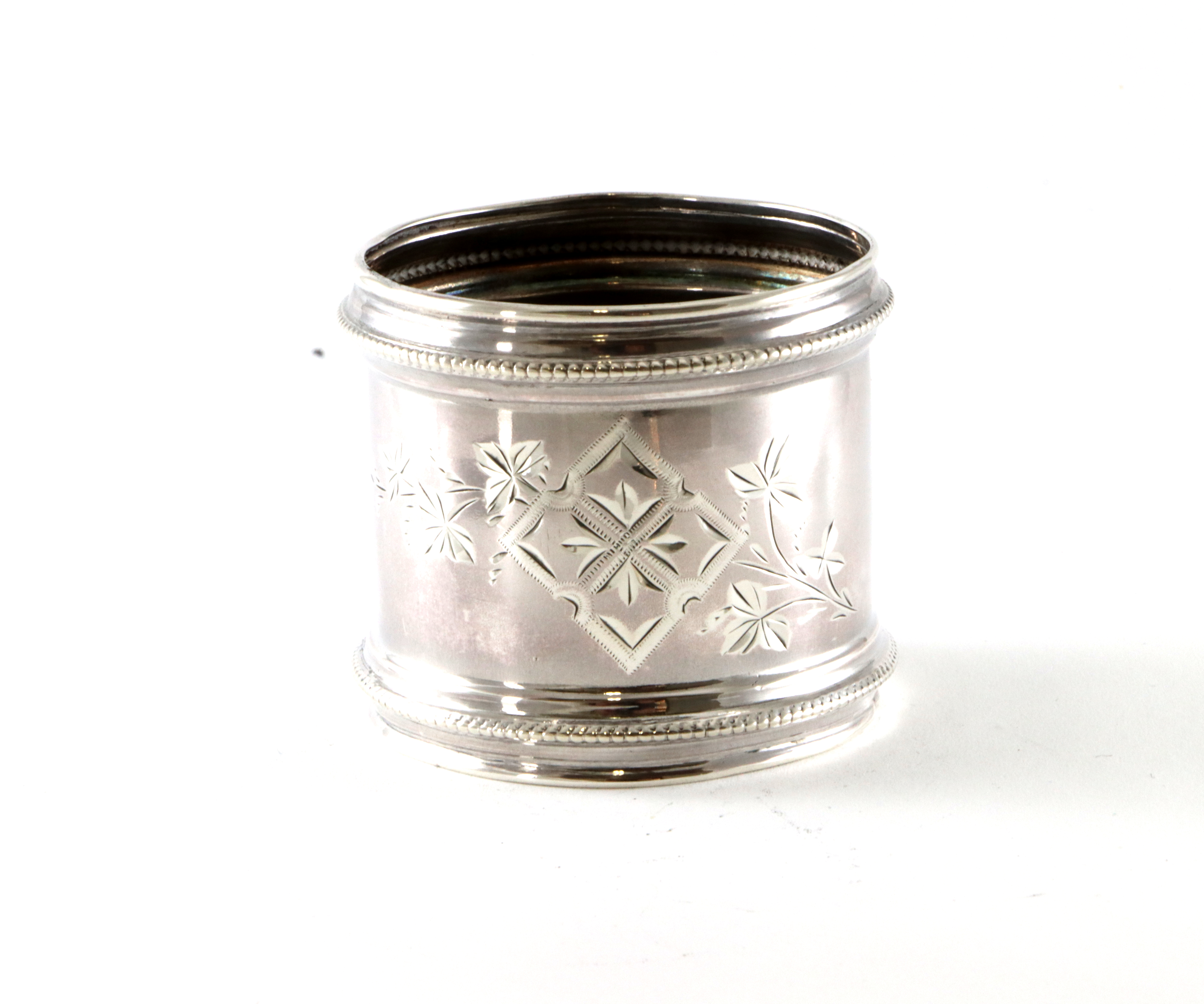 Antikk serviettring med gravert mønster 