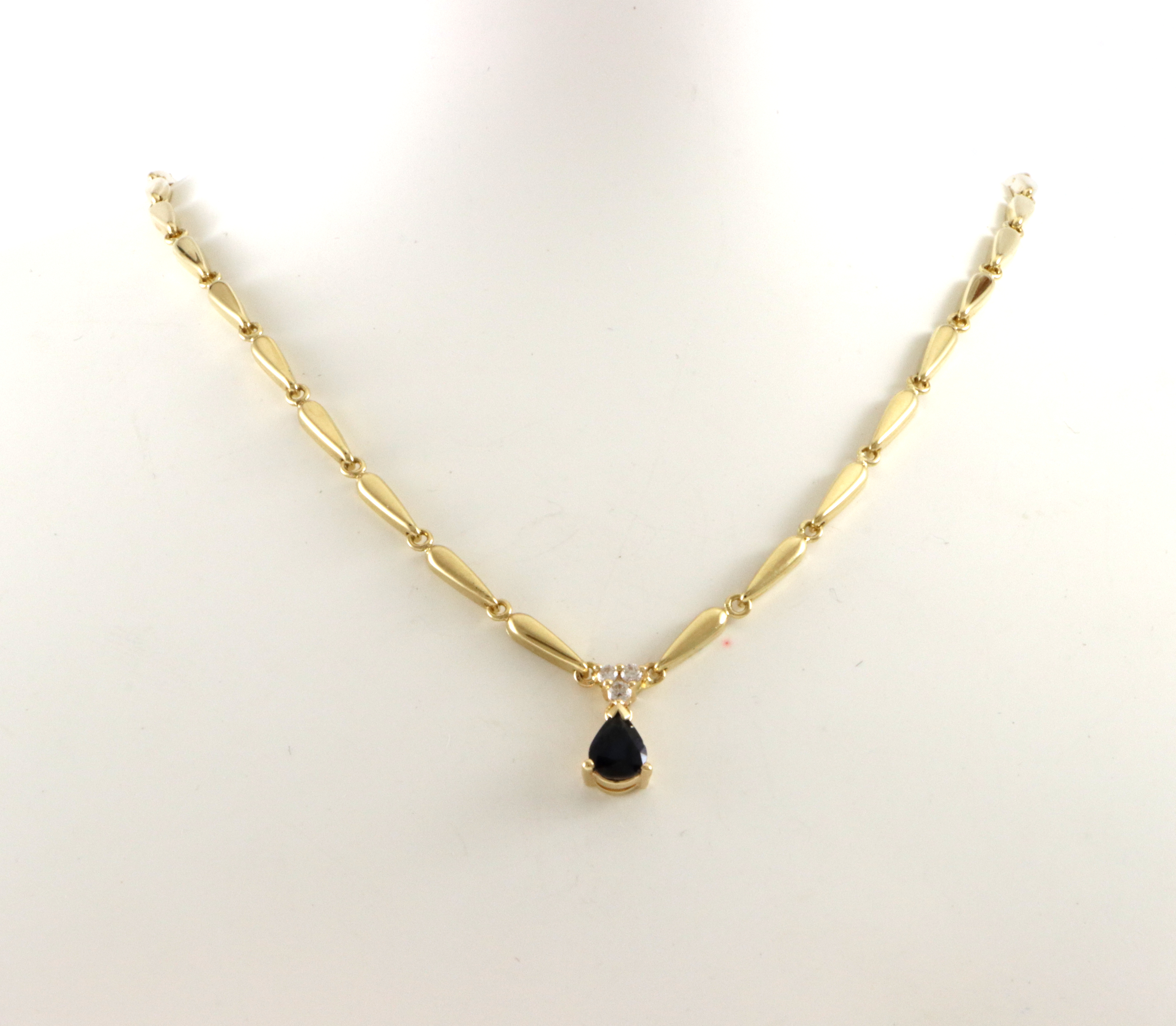 Nydelig collier med safir og små diamanter. 40 cm