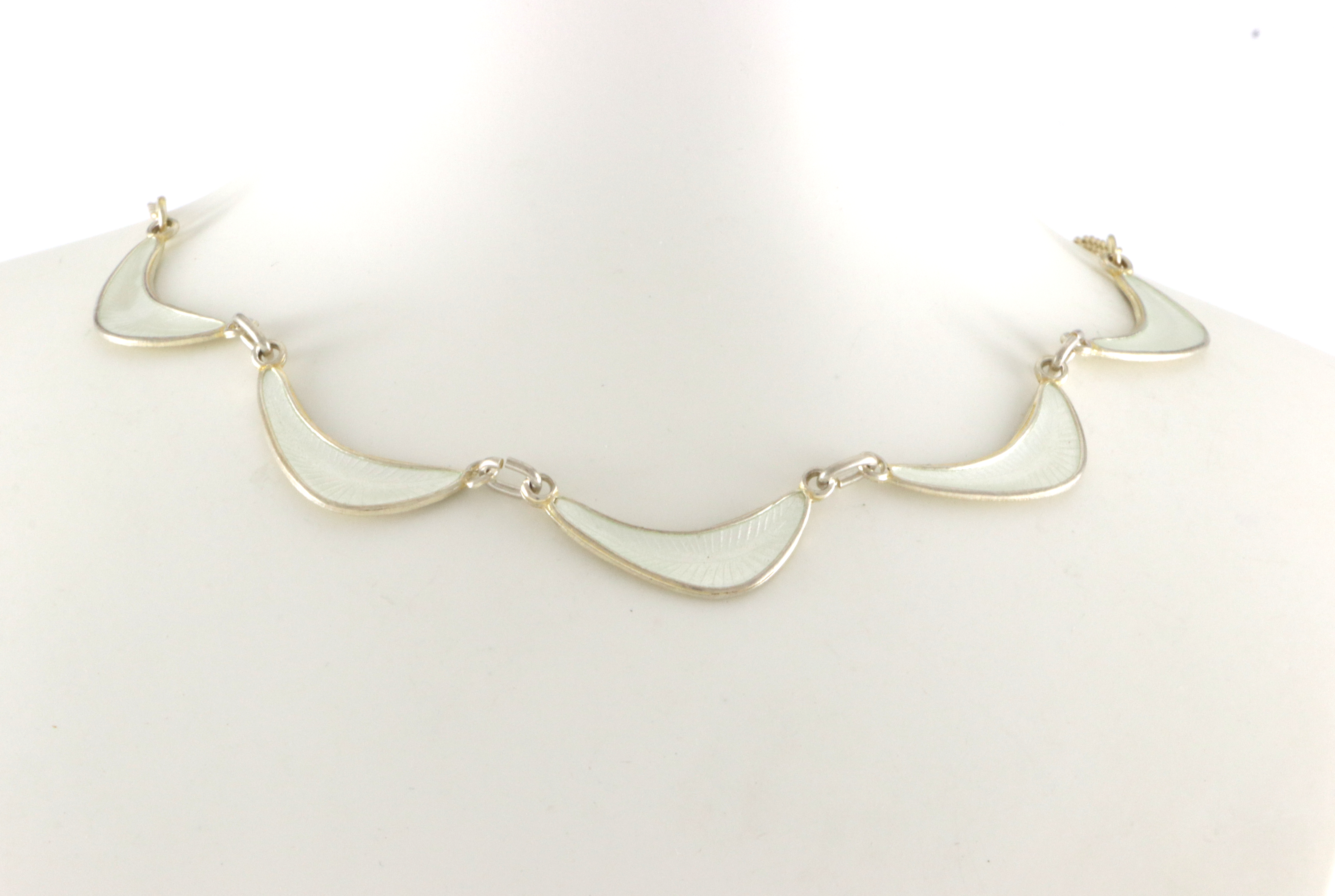 Emaljerte halskjeder i sølv