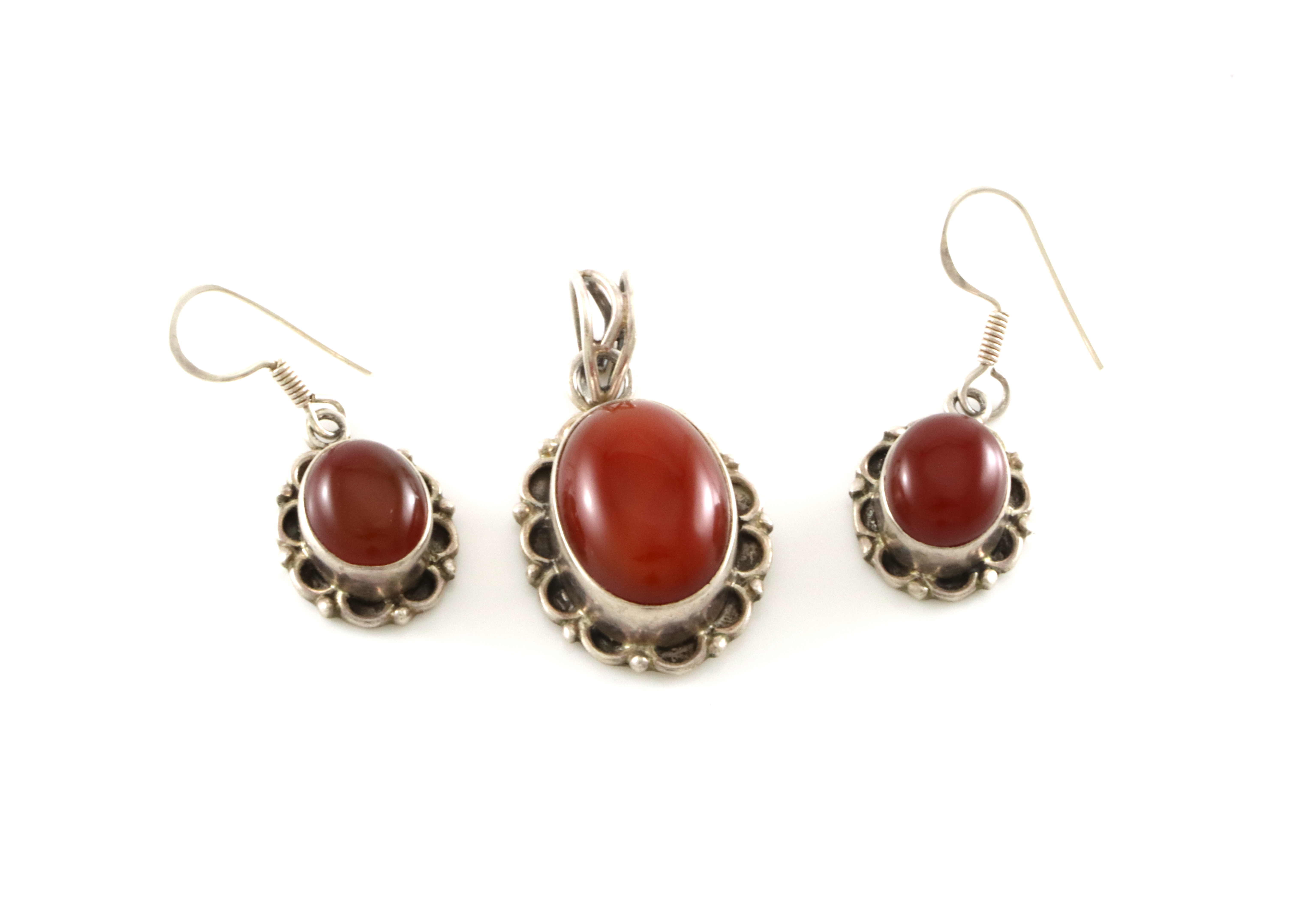 Smykkesett med røde steiner