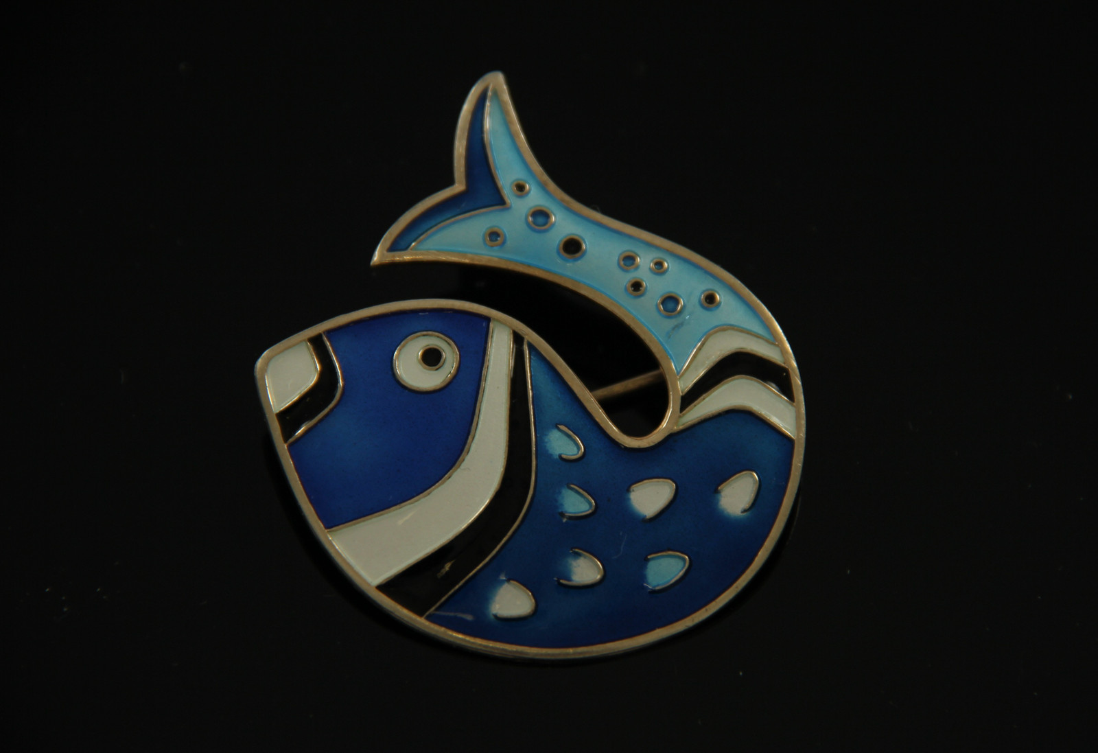 Emaljert brosje i sølv