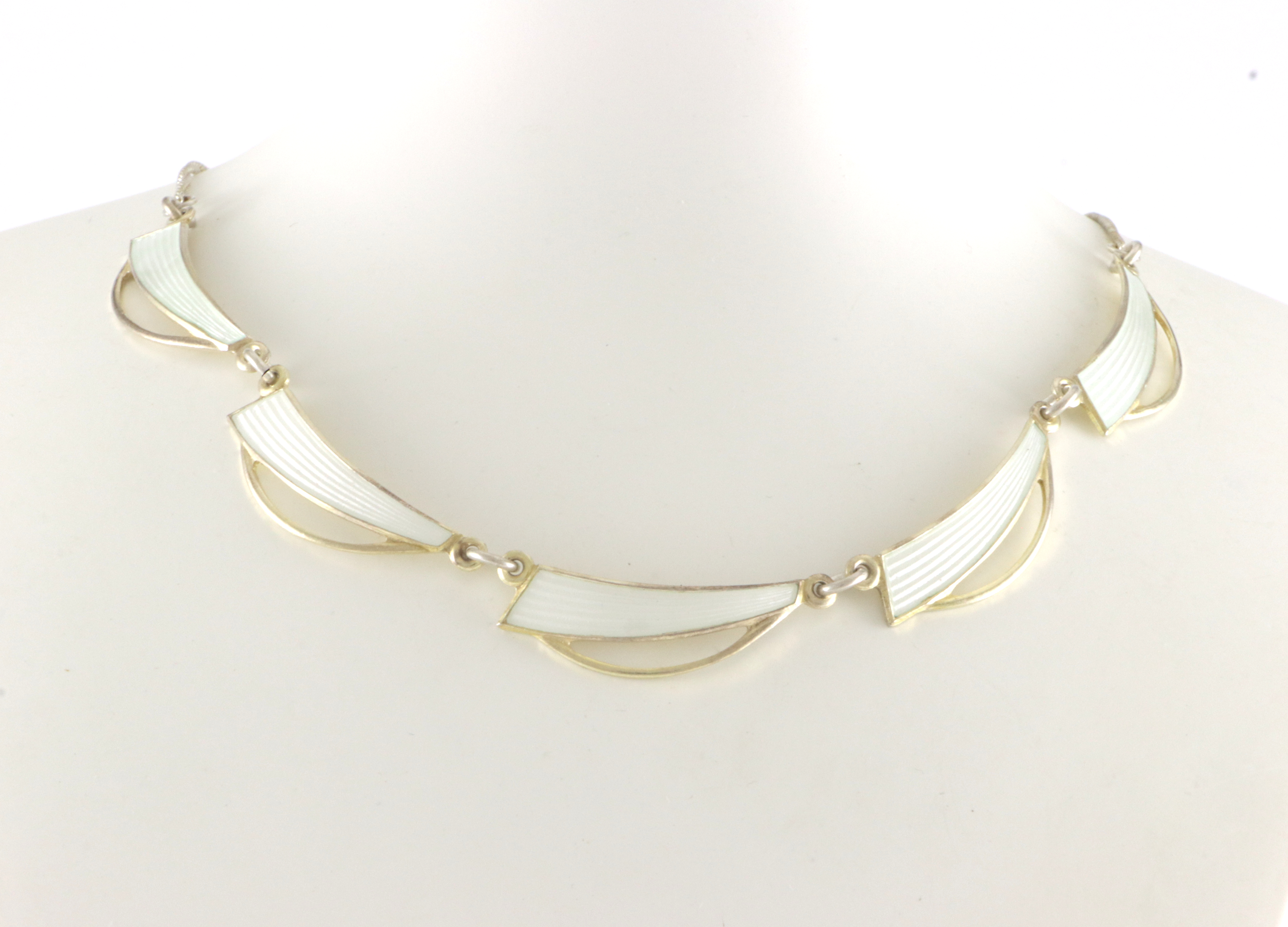 Emaljerte halskjeder i sølv