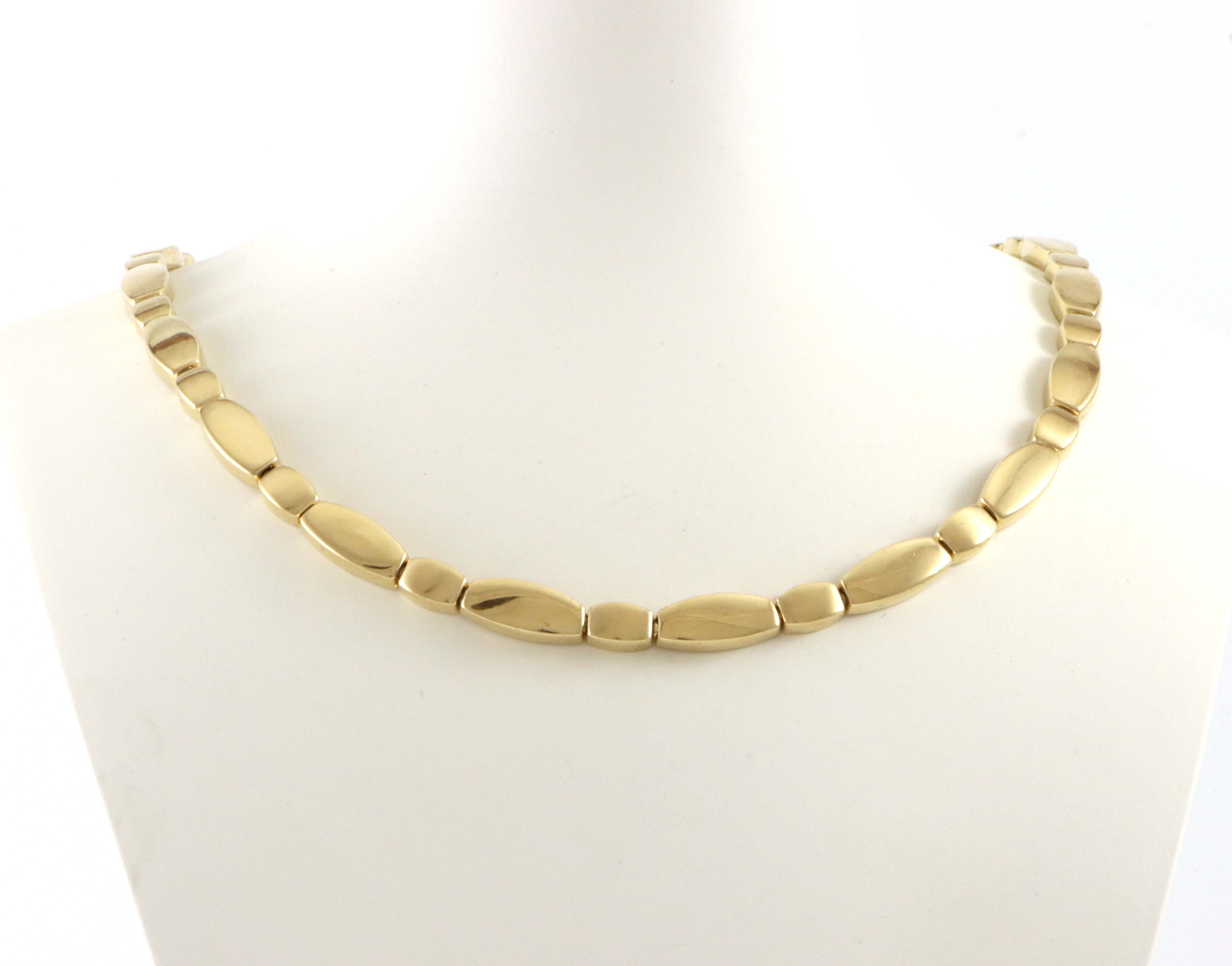 Moderne leddet collier