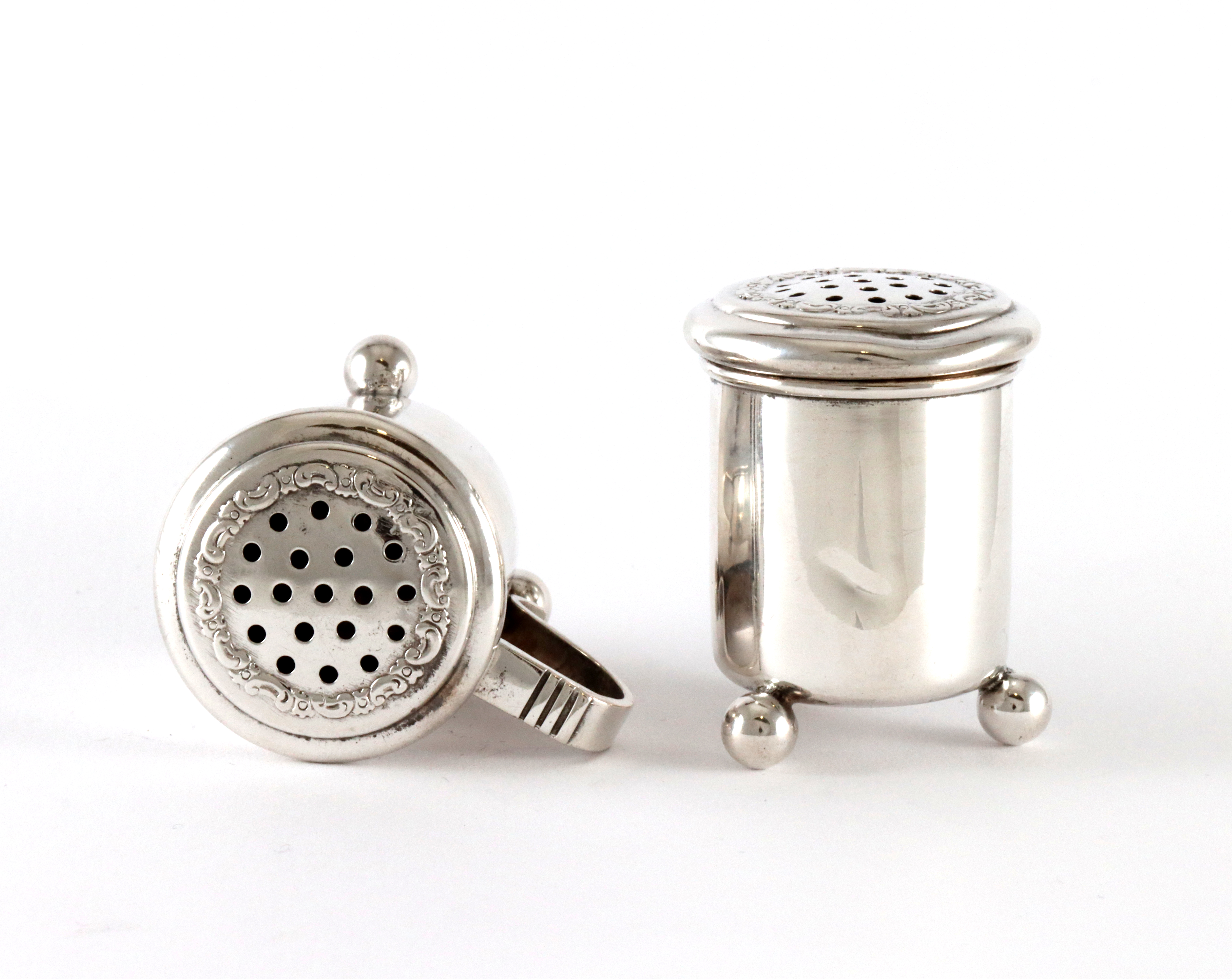 Salt&Pepperbøsser i sølv.