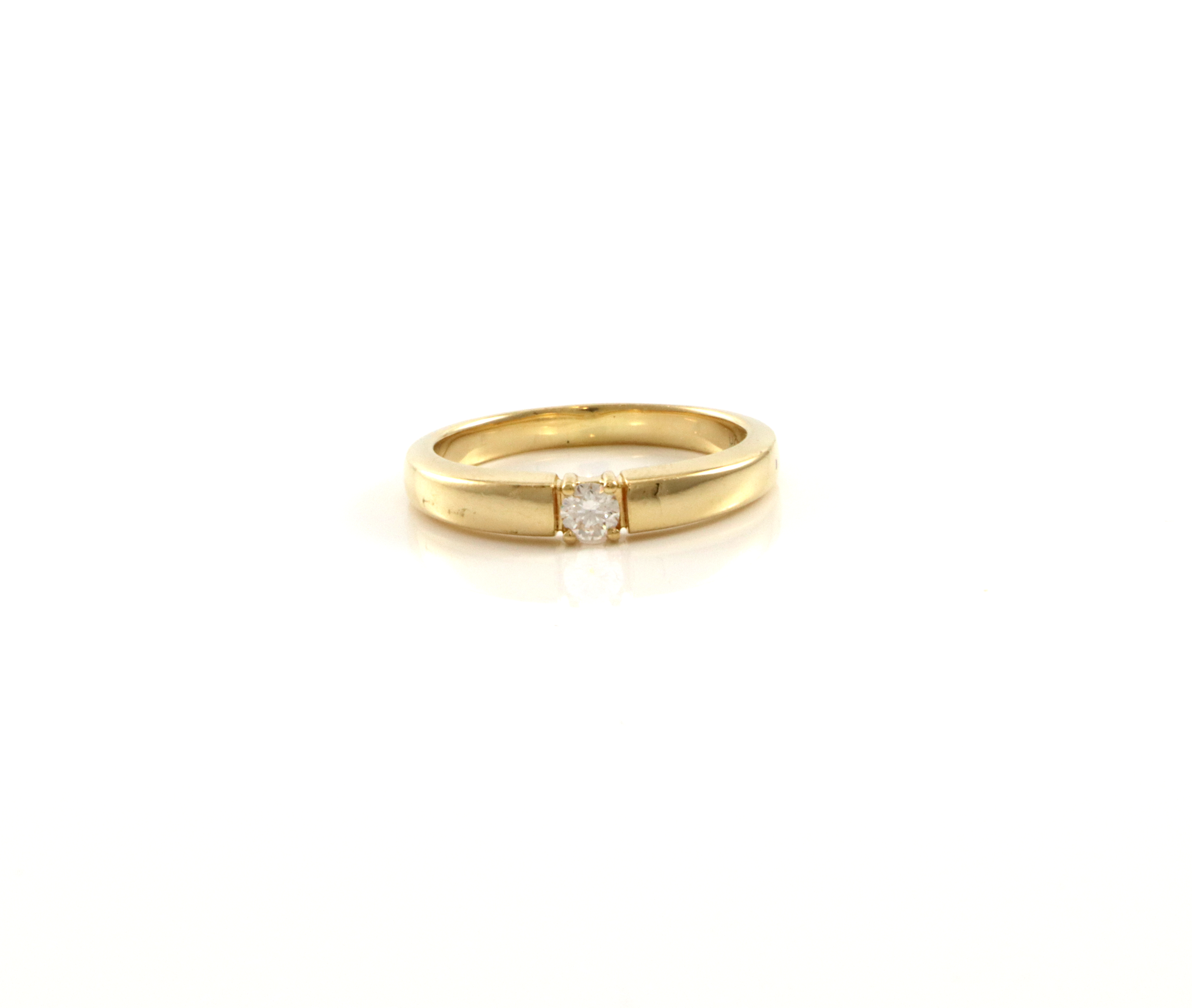 Alliansering med diamant på ca 0,15 ct.  Mestergull