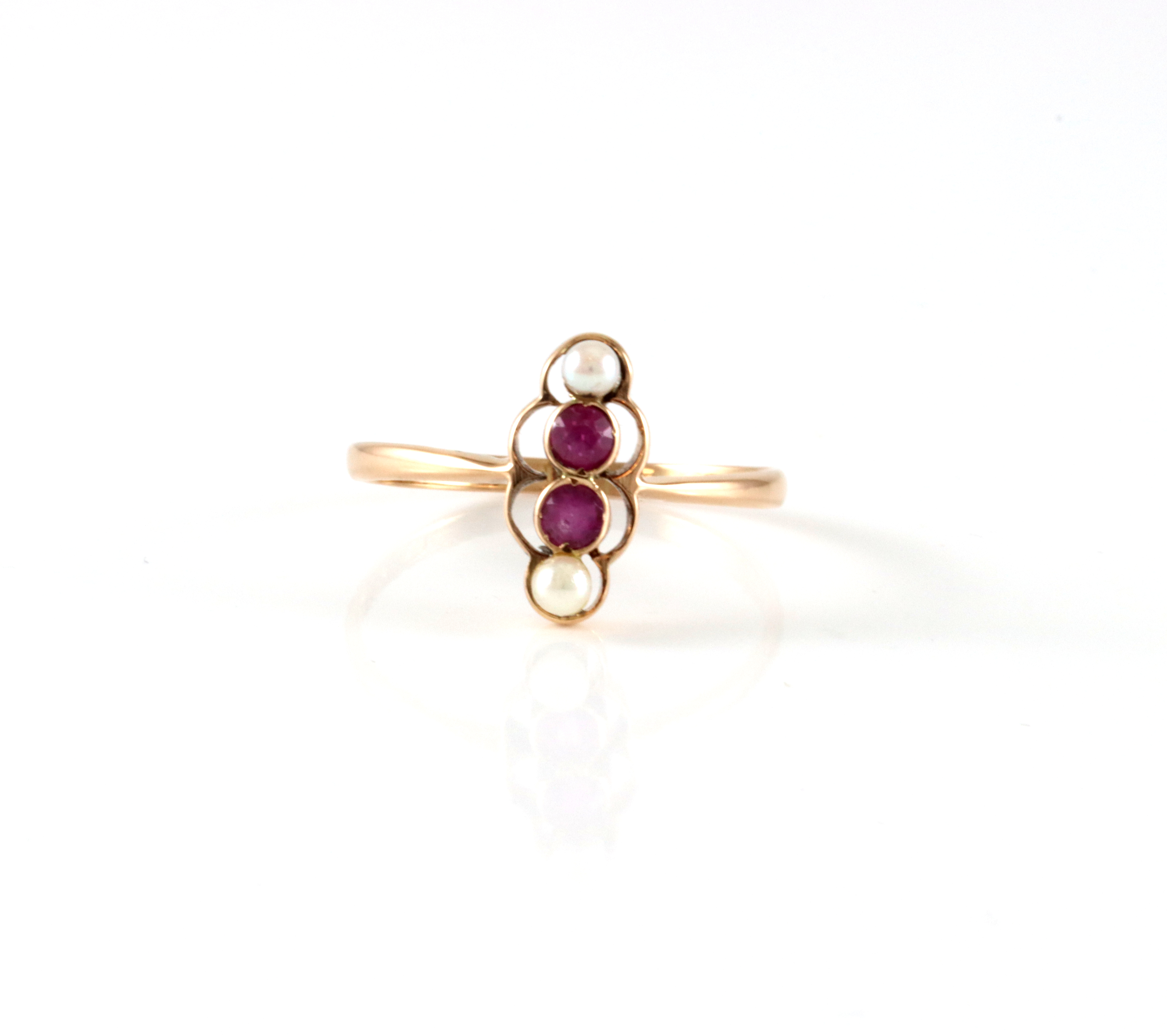 Pen eldre ring med perler og røde steiner