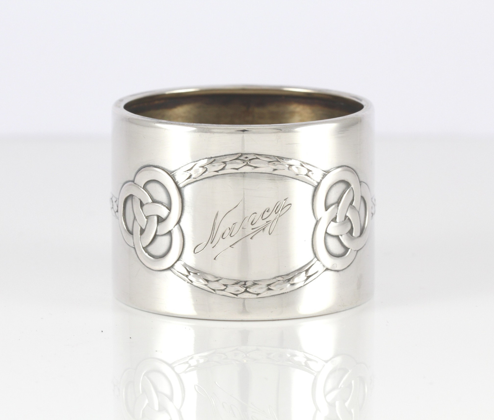 Graverte serviettringer i sølv