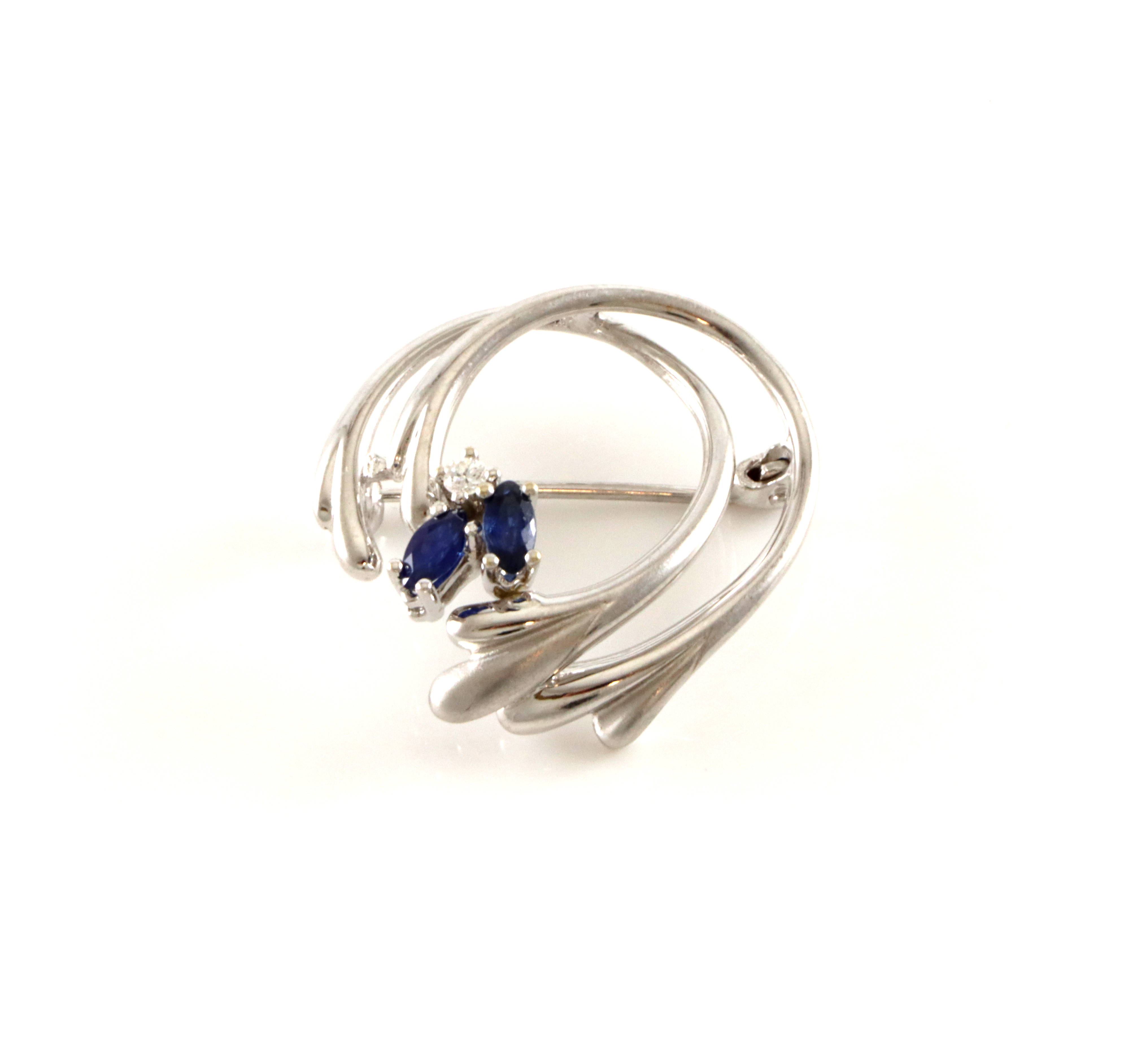 Pen brosje med safirer og liten diamant
