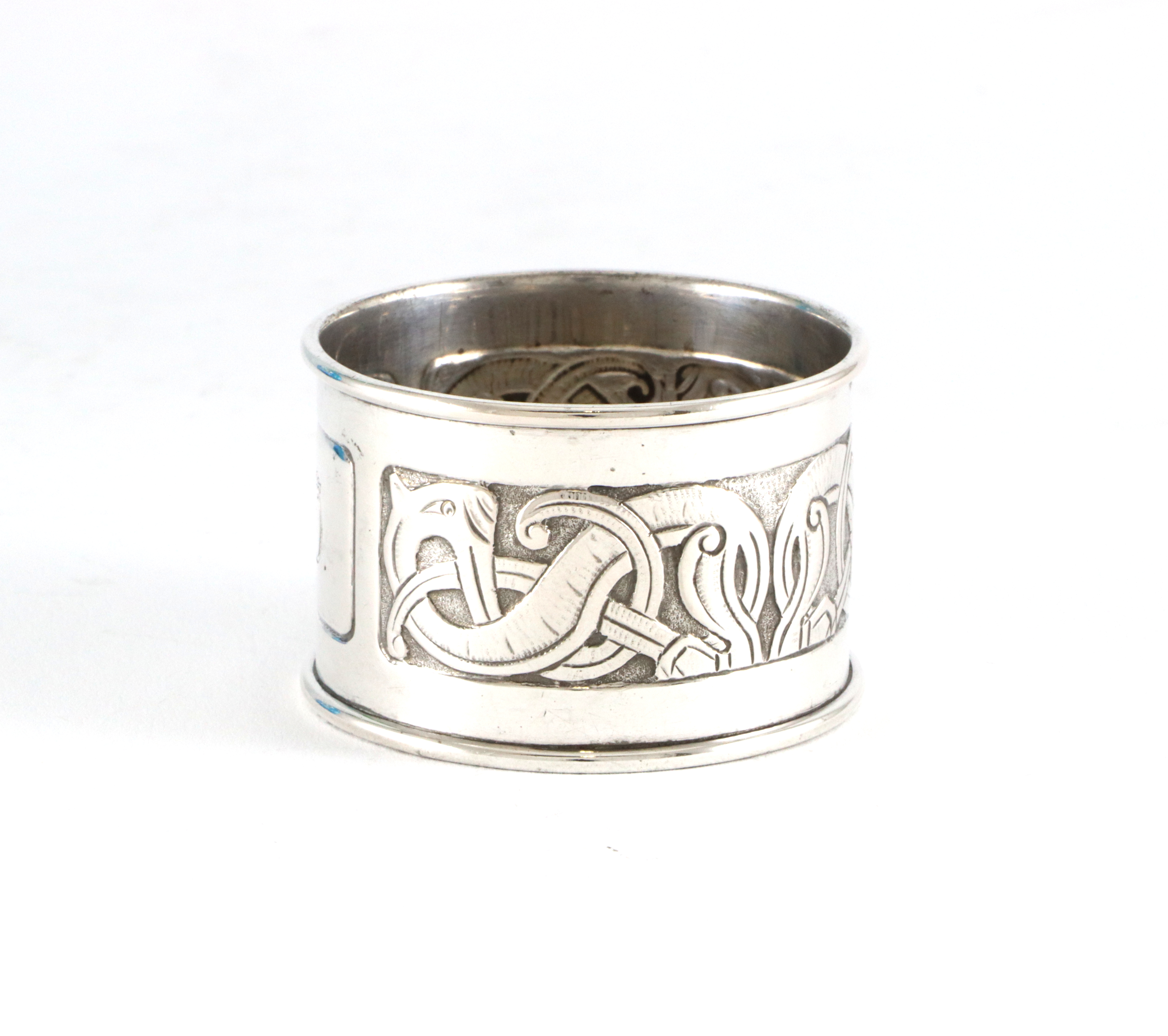 Graverte serviettringer i sølv