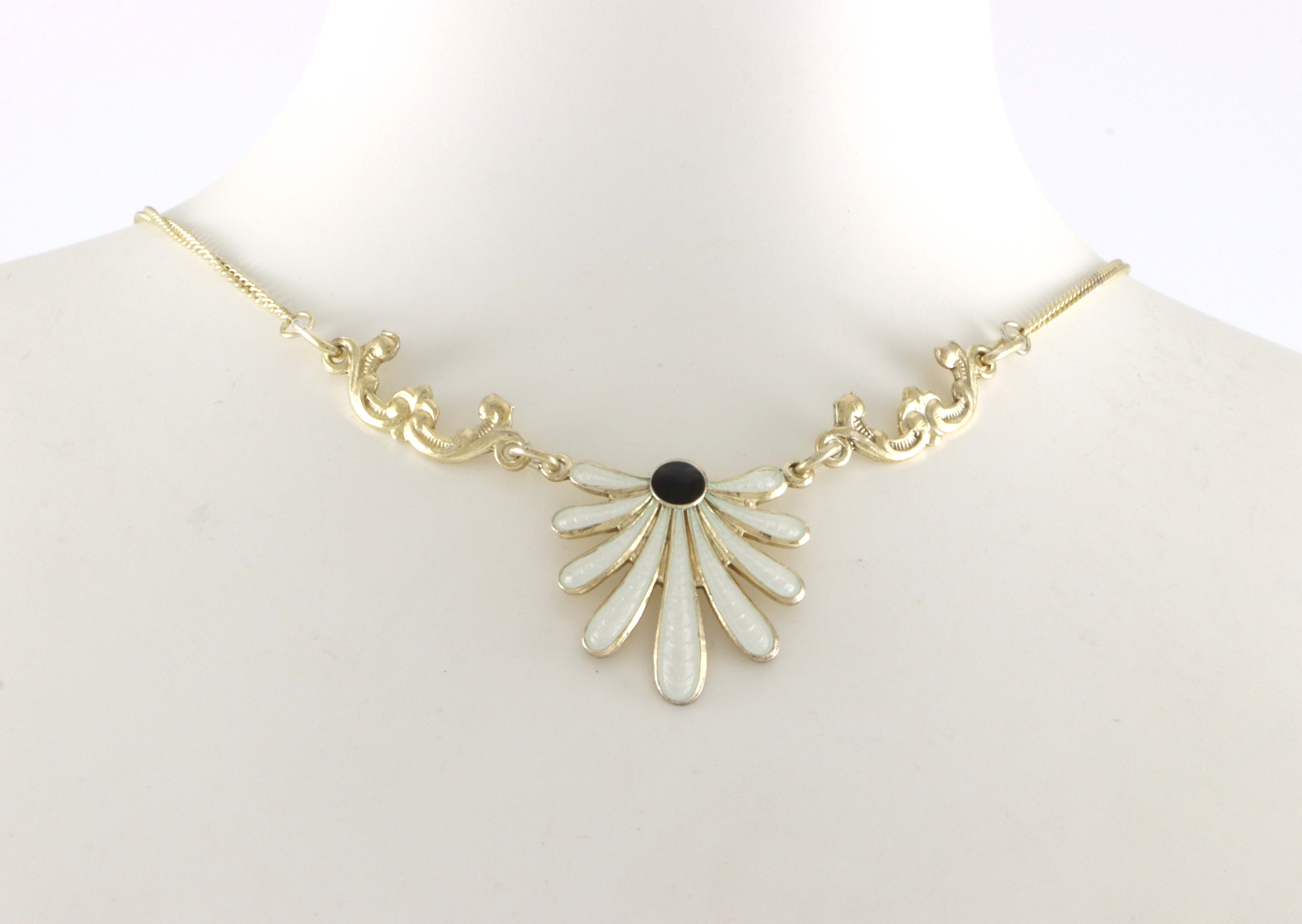 Emaljerte halskjeder i sølv