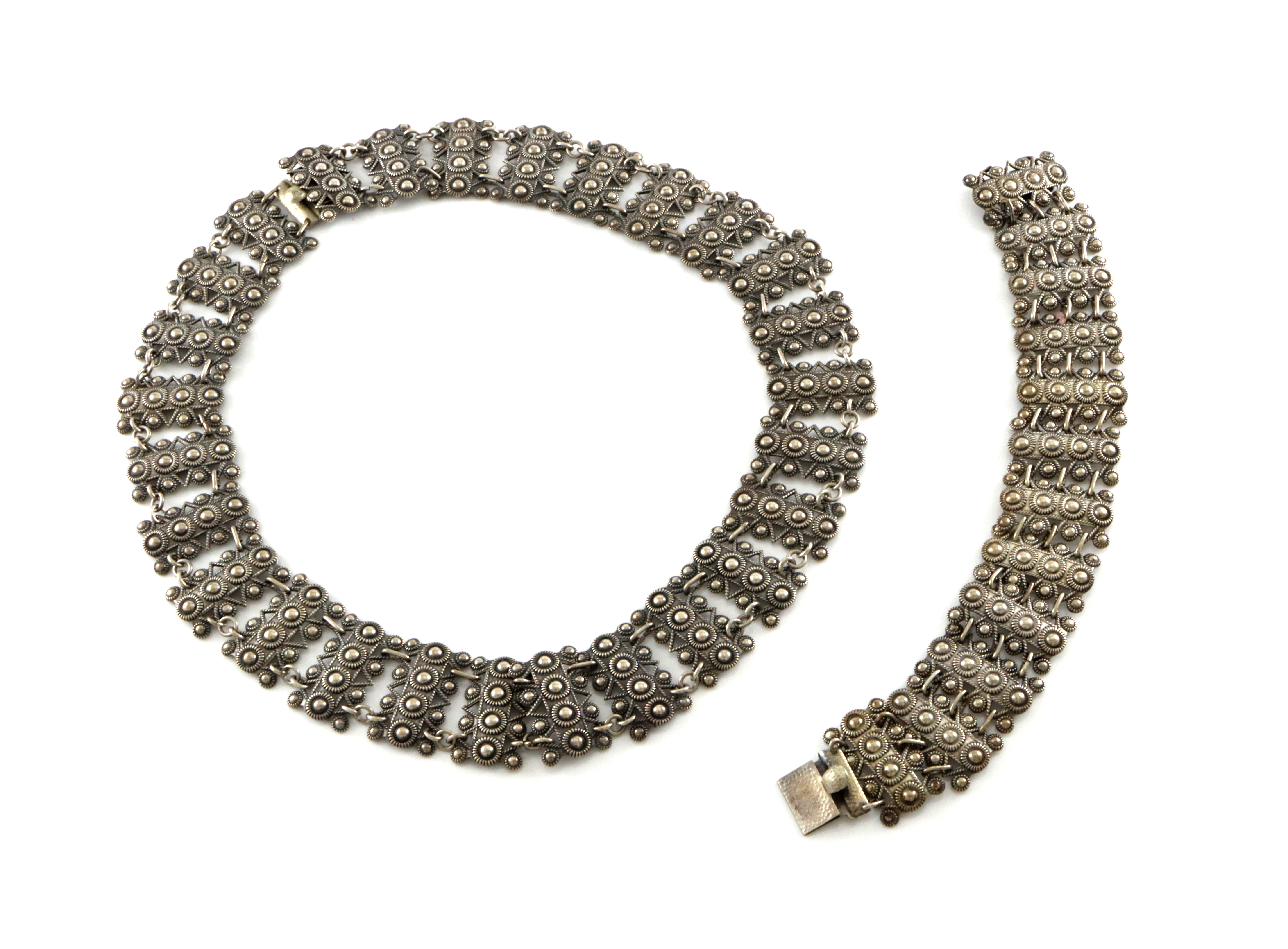 Smykkesett i oksidert sølv