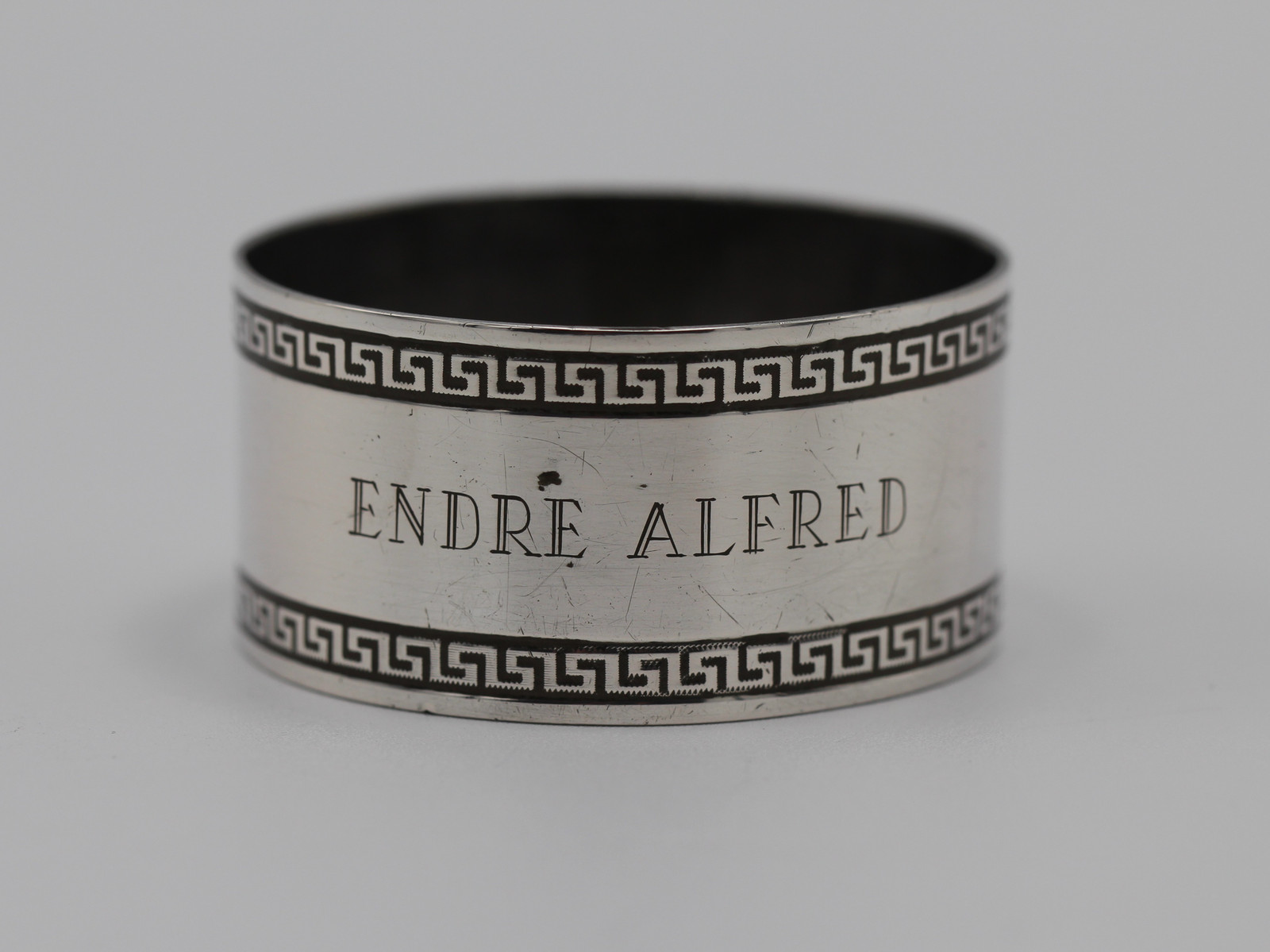 Graverte serviettringer i sølv