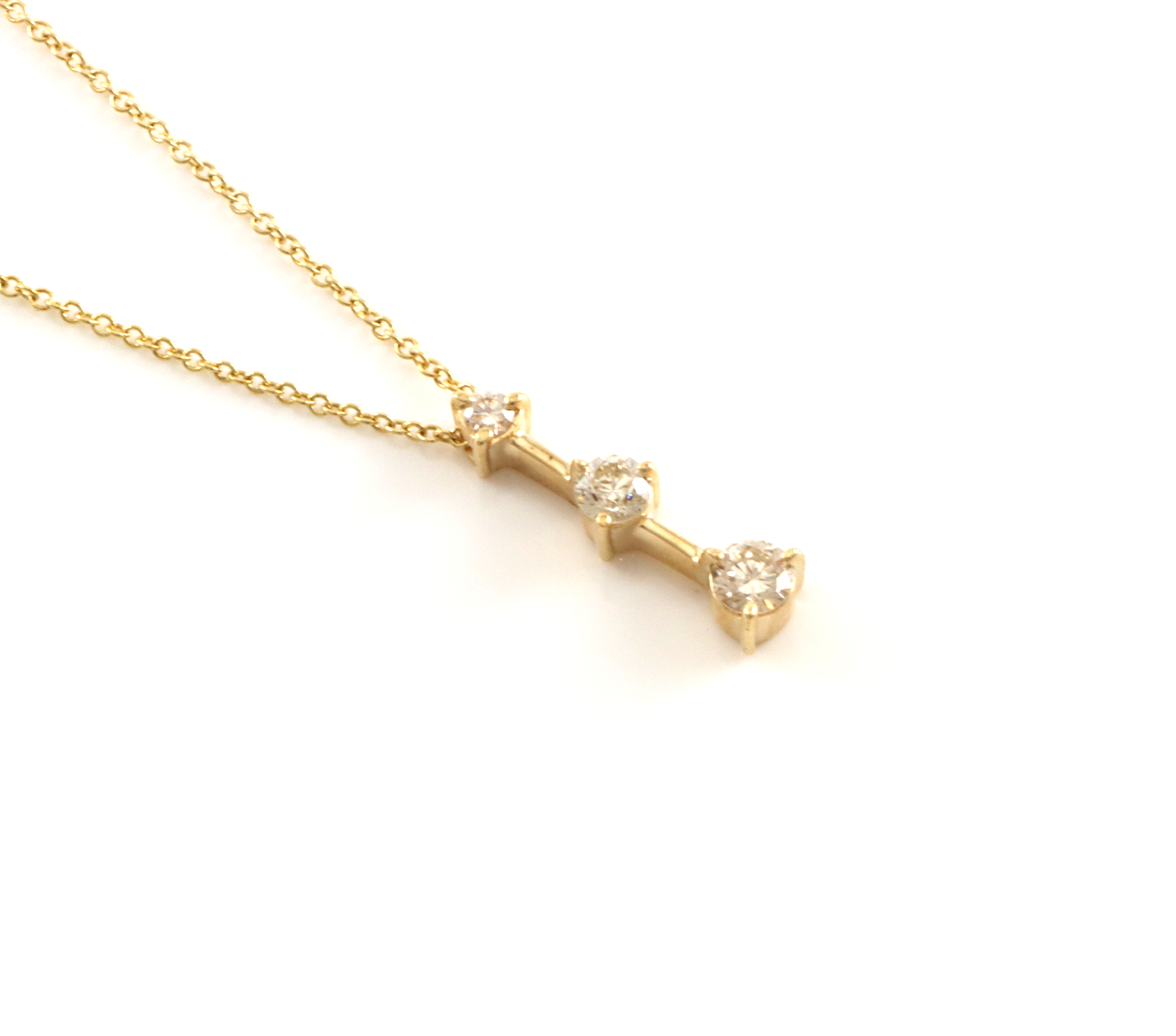 Moderne halssmykke med tre diamanter på ca tot 0,3-0,4 ct. 41 cm