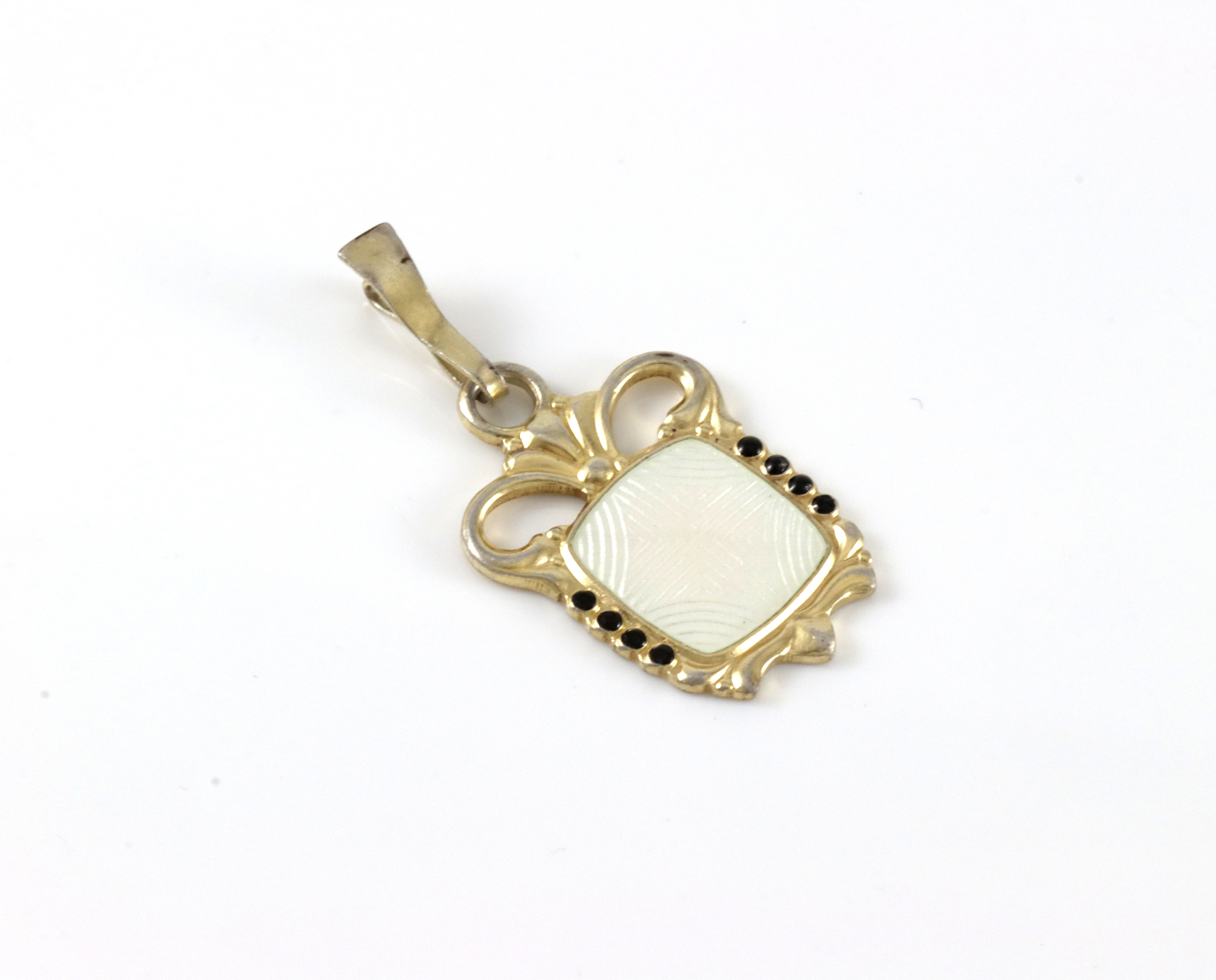 Emaljerte anheng i sølv