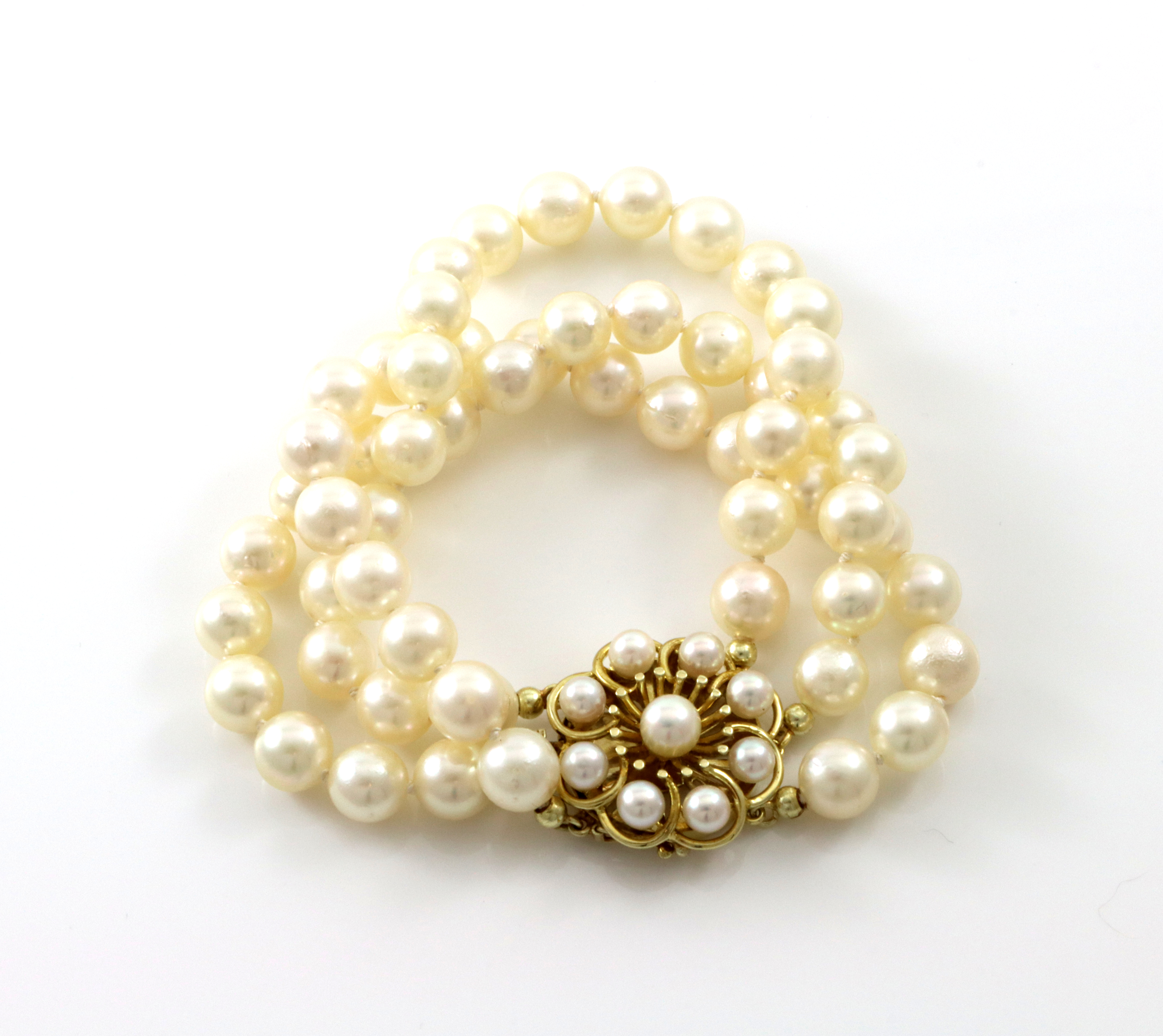 Perlearmbånd, trerader med gullås. 17,5 cm