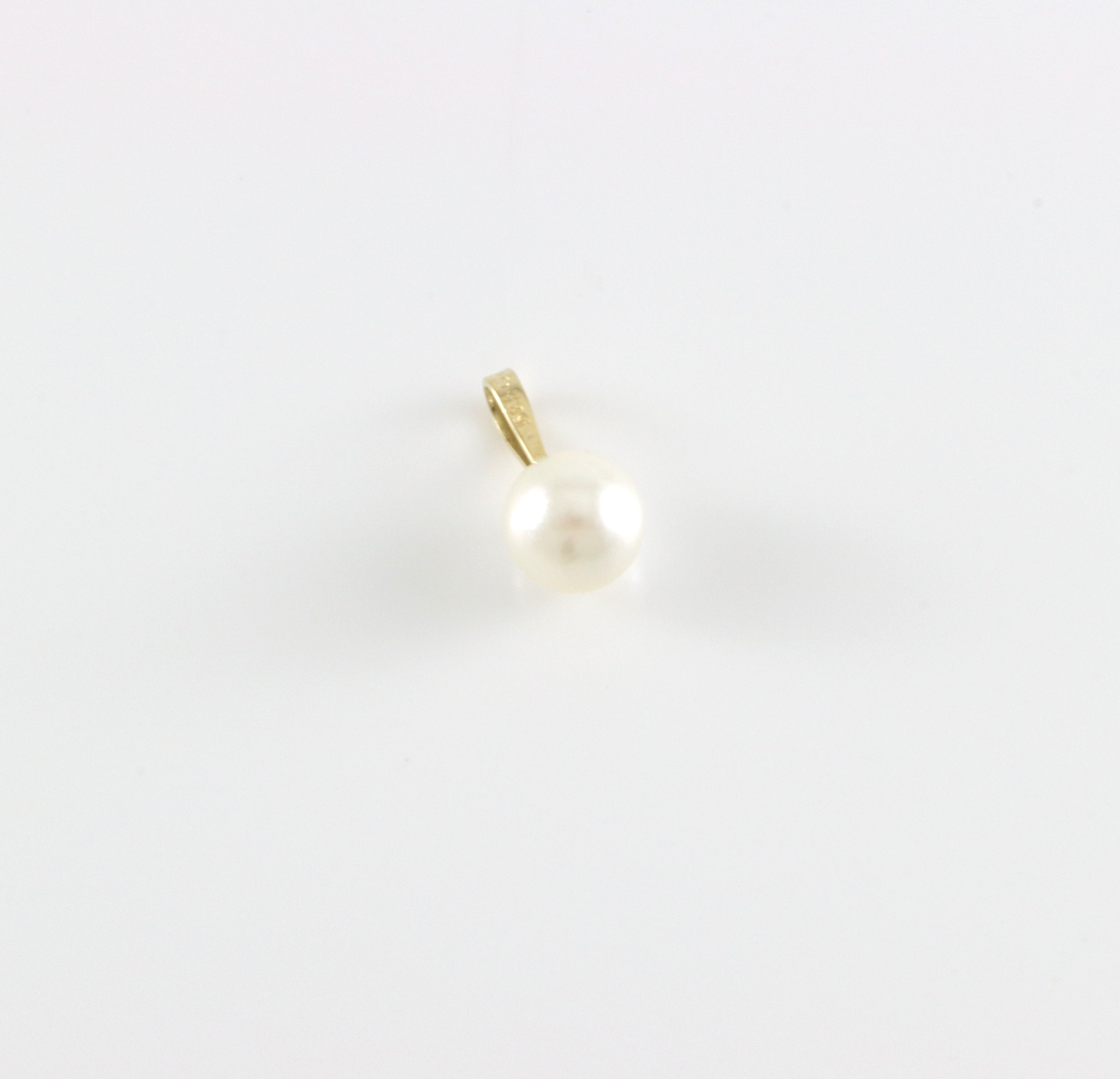 Enkelt anheng med perle. Homstvedt, Bergen