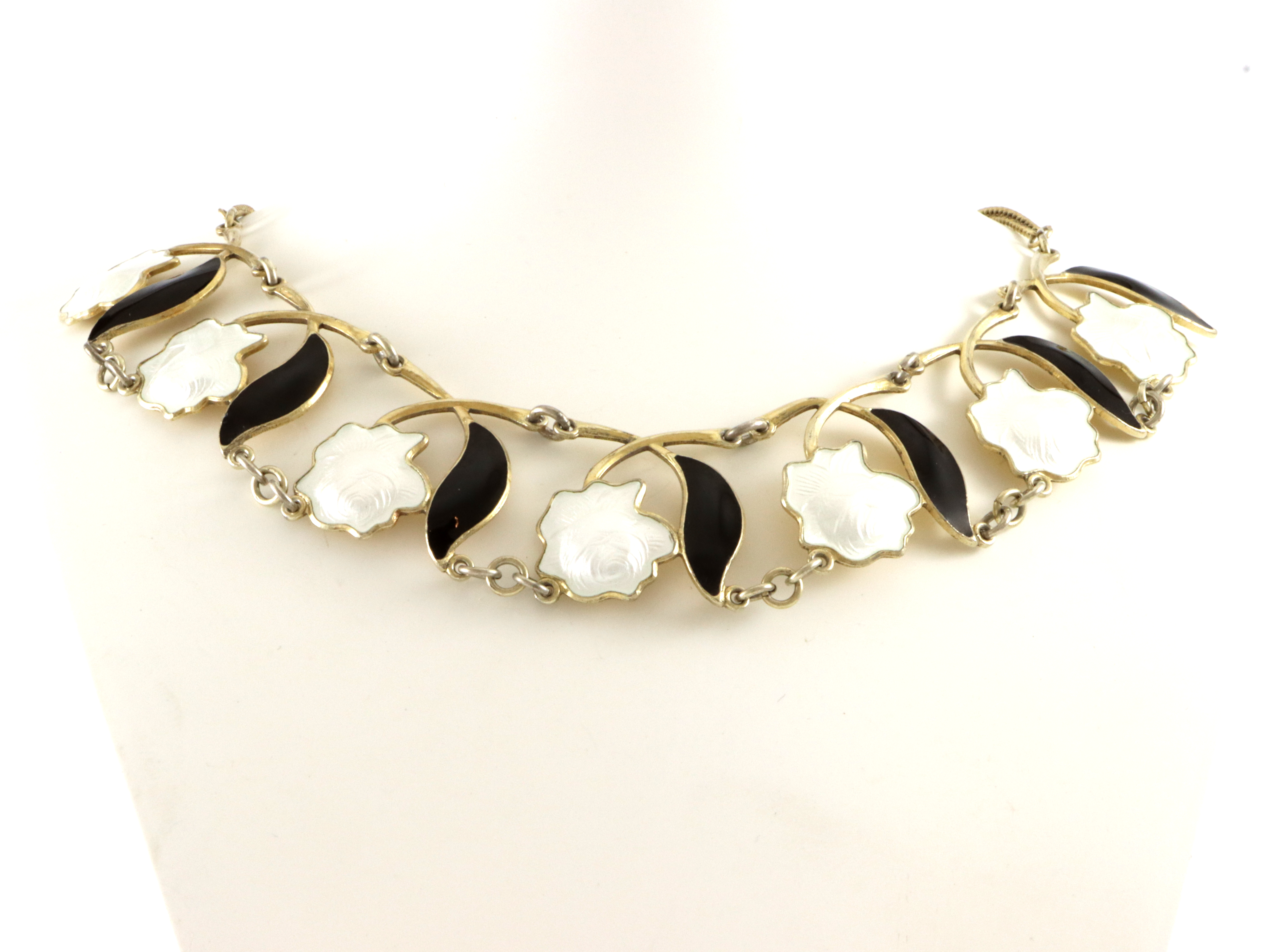 Emaljerte halskjeder i sølv