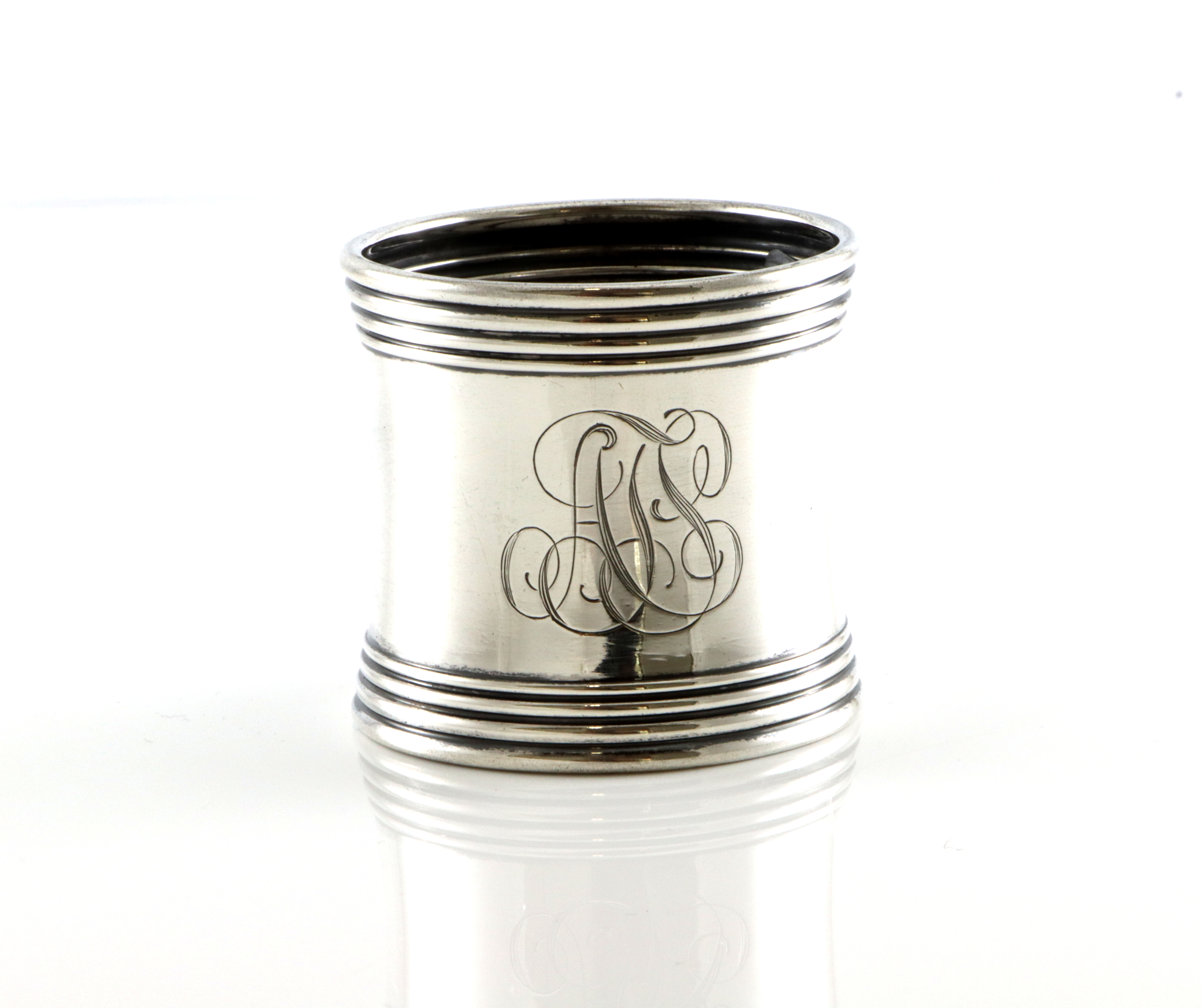 Graverte serviettringer i sølv