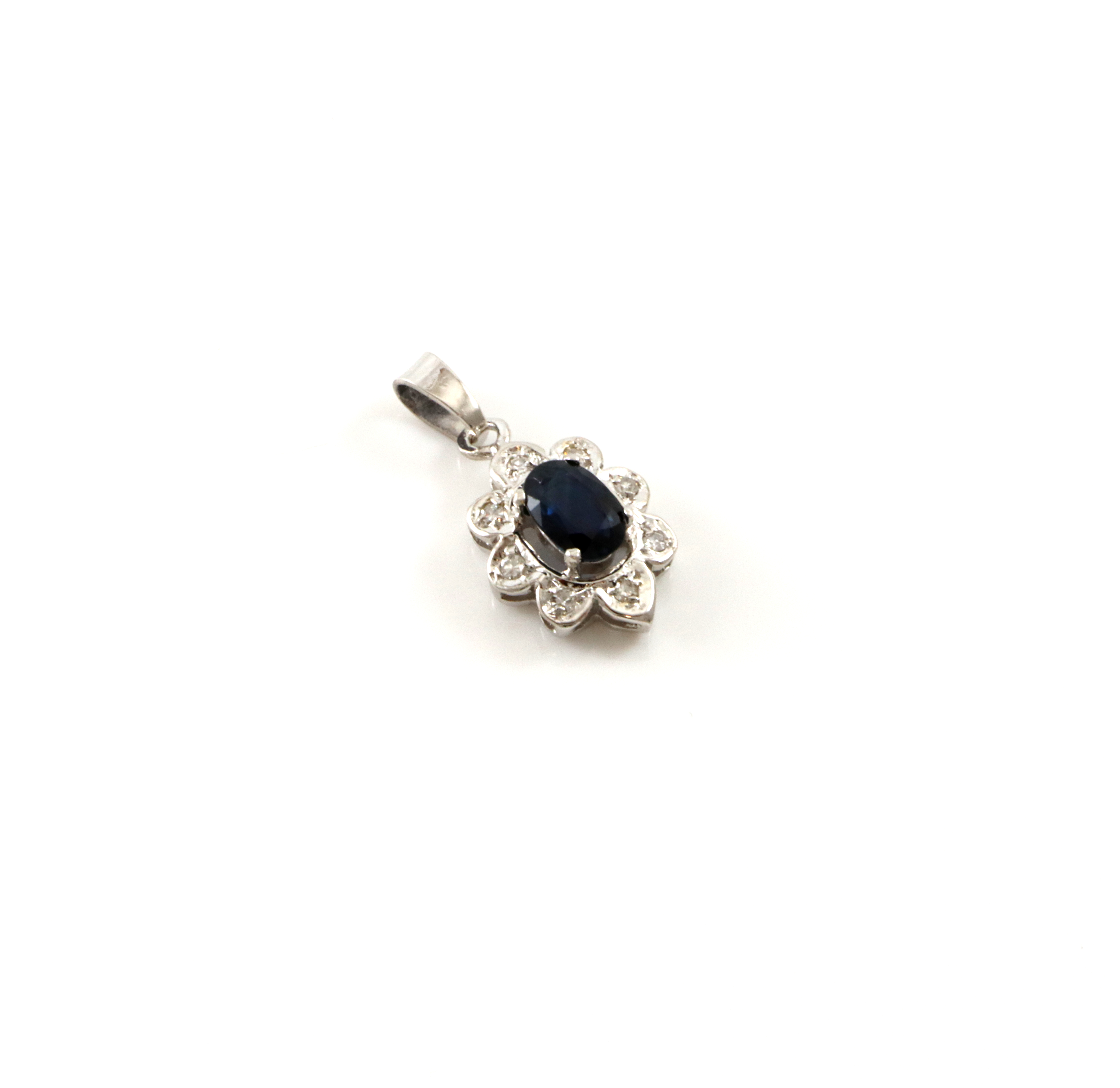 Klassisk rosettanheng med safir og diamantsplinter