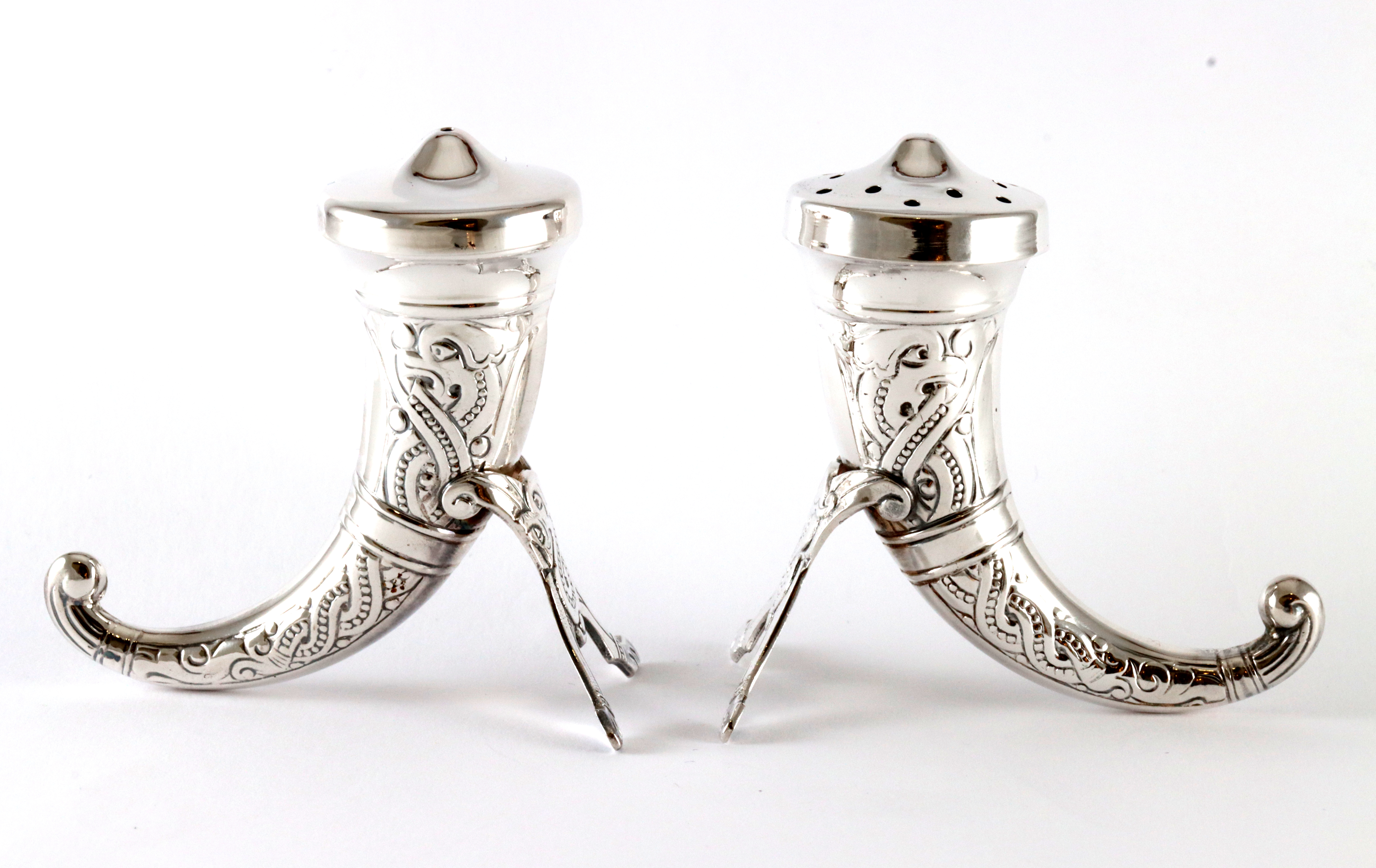 Salt&Pepperbøsser i sølv.