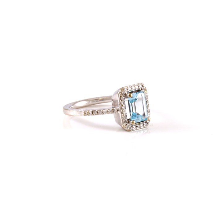 Nydelig ring med lyseblå stein og diamanter