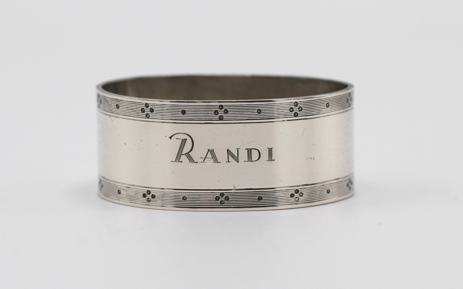 Graverte serviettringer i sølv