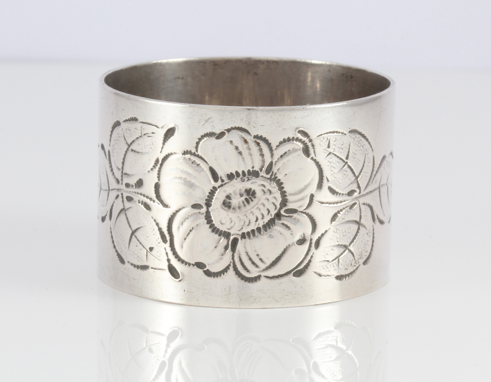 Graverte serviettringer i sølv