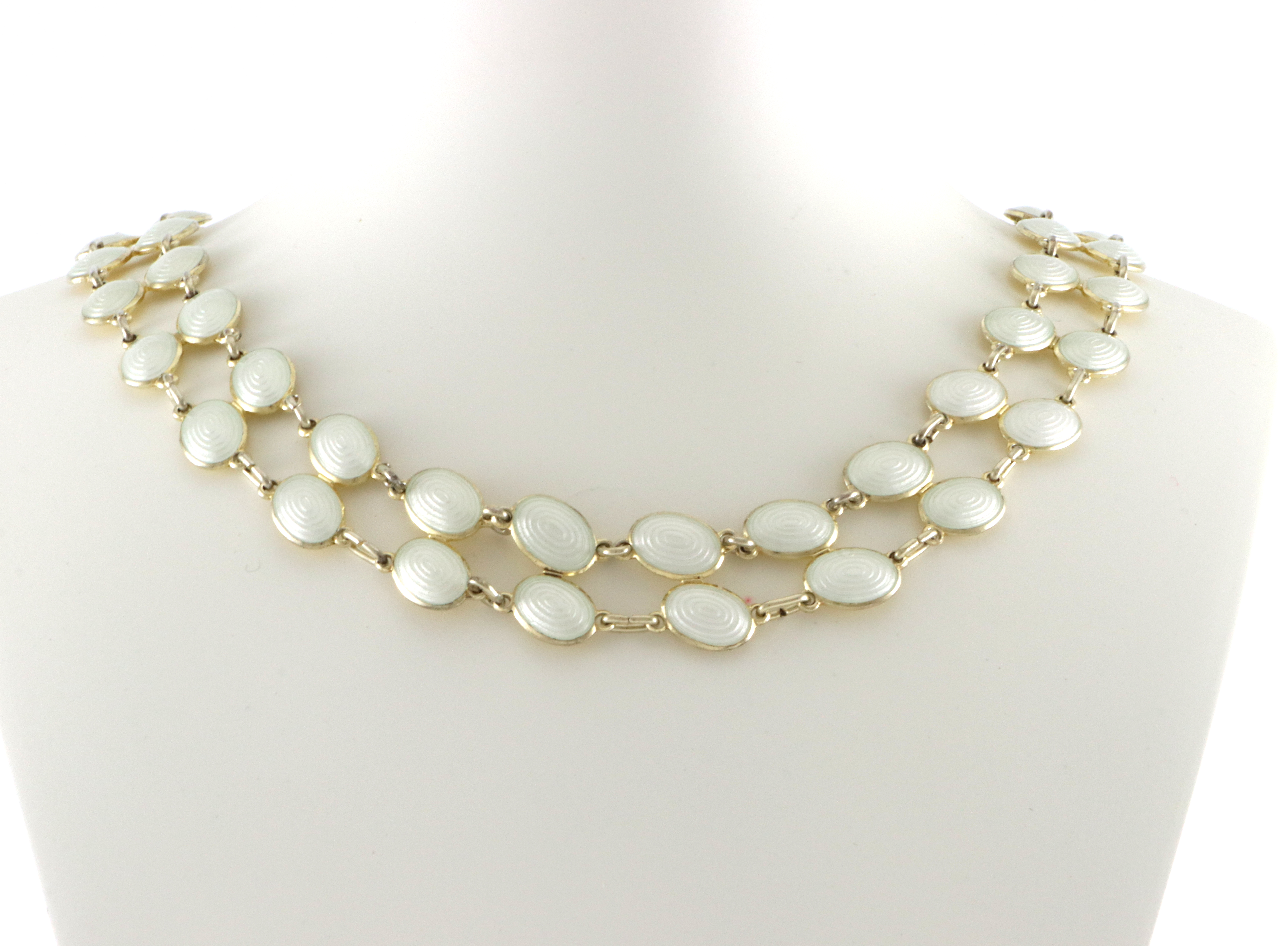 Emaljerte halskjeder i sølv