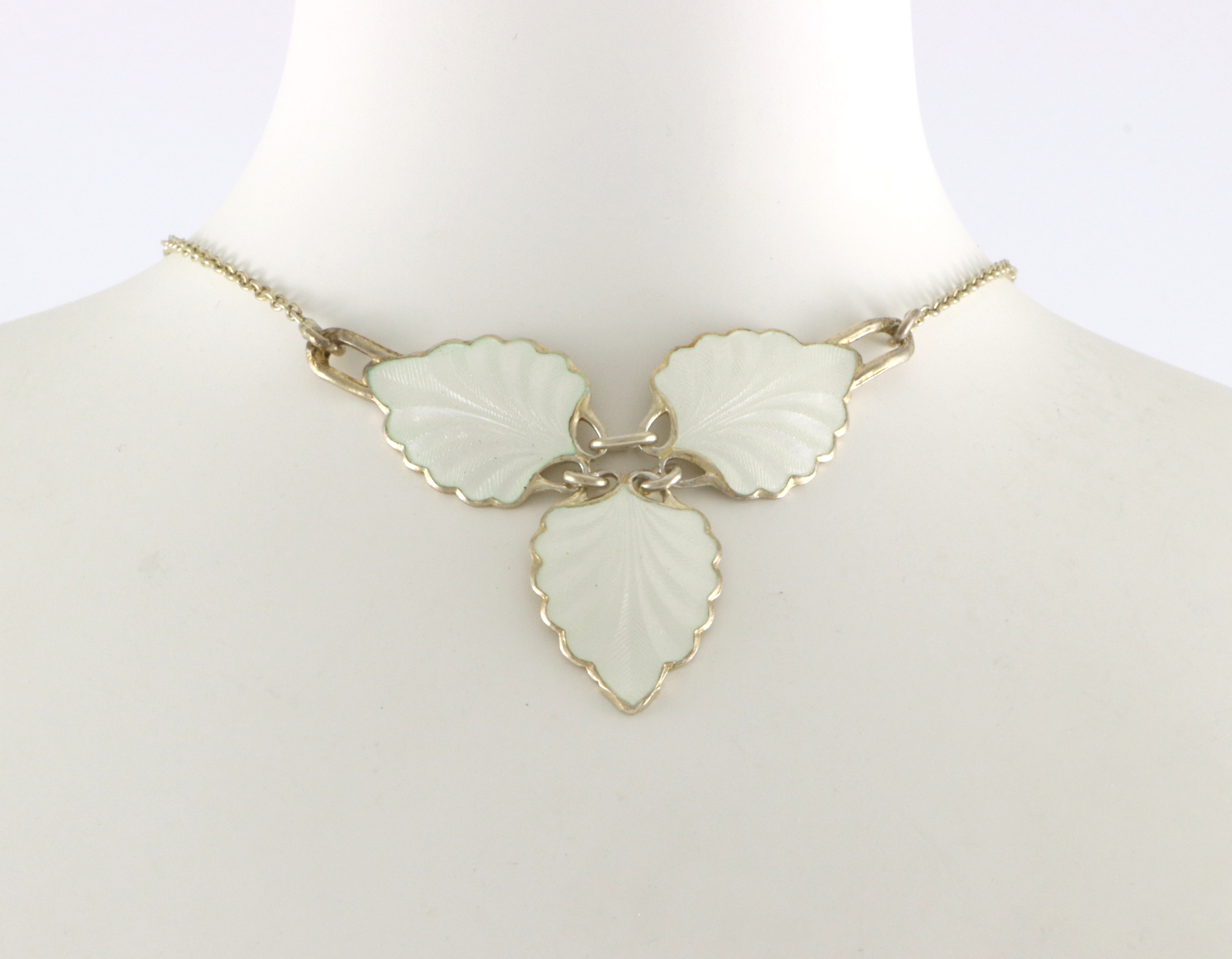 Emaljerte halskjeder i sølv