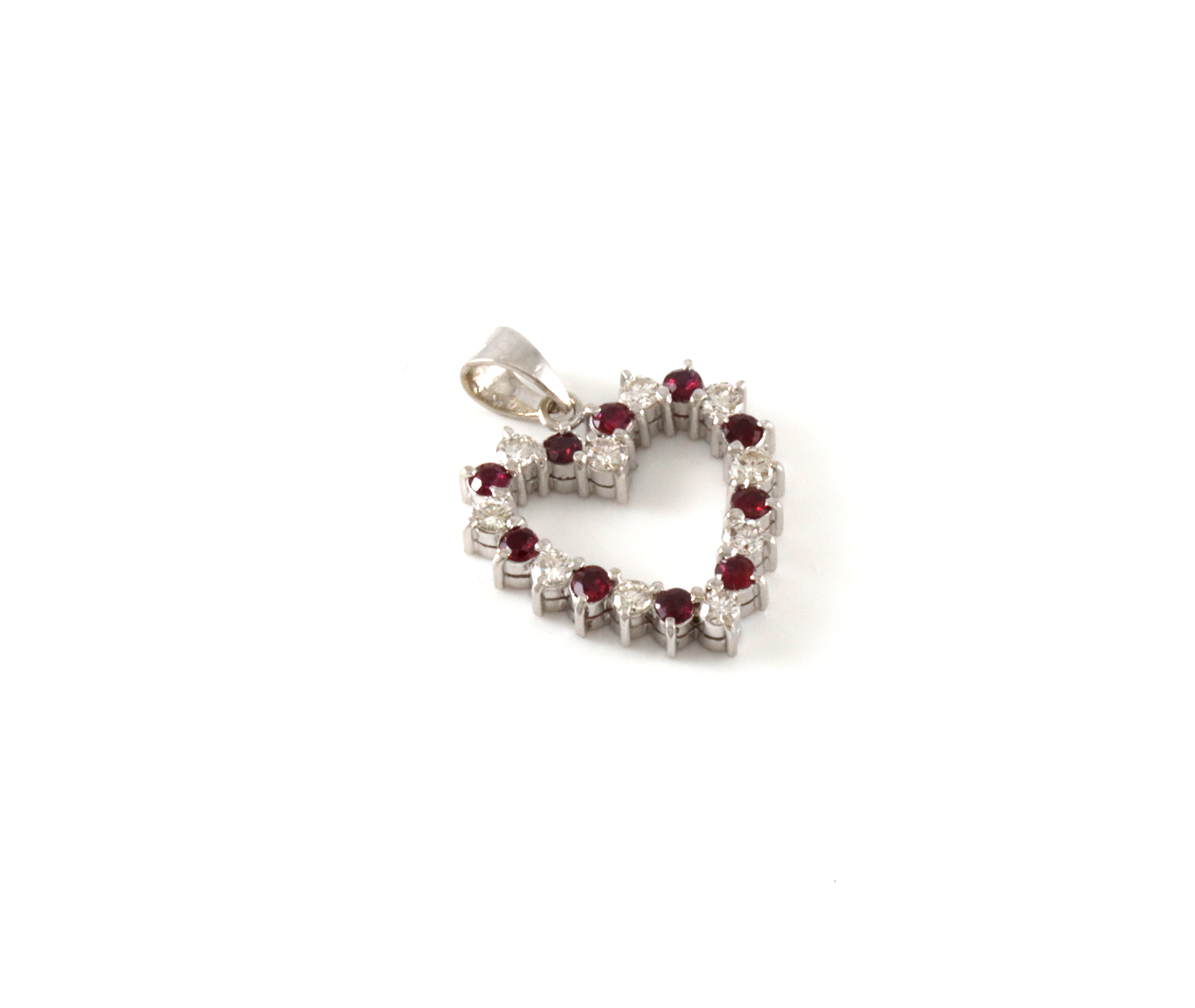 Pent anheng med rubiner og diamanter