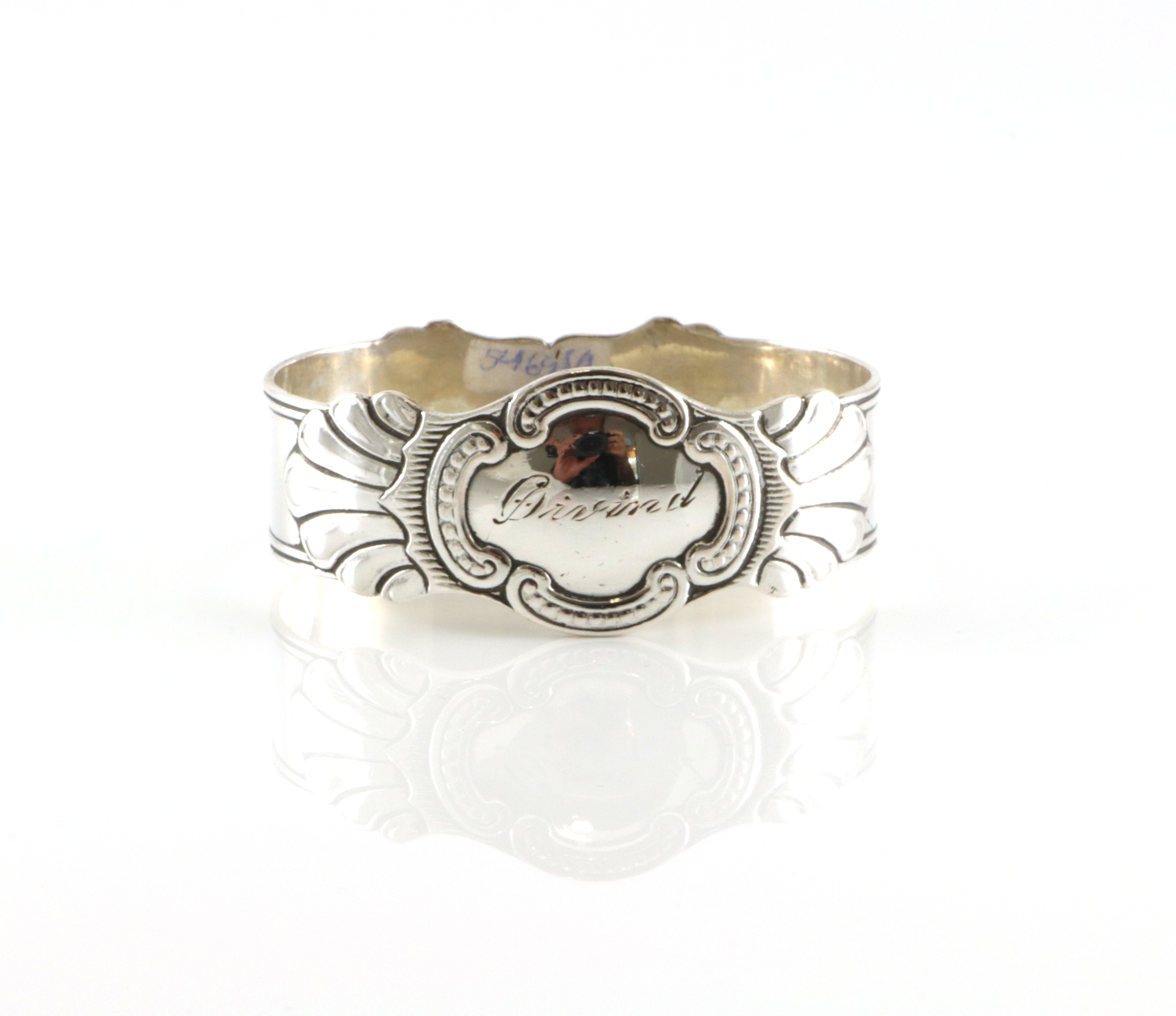 Graverte serviettringer i sølv