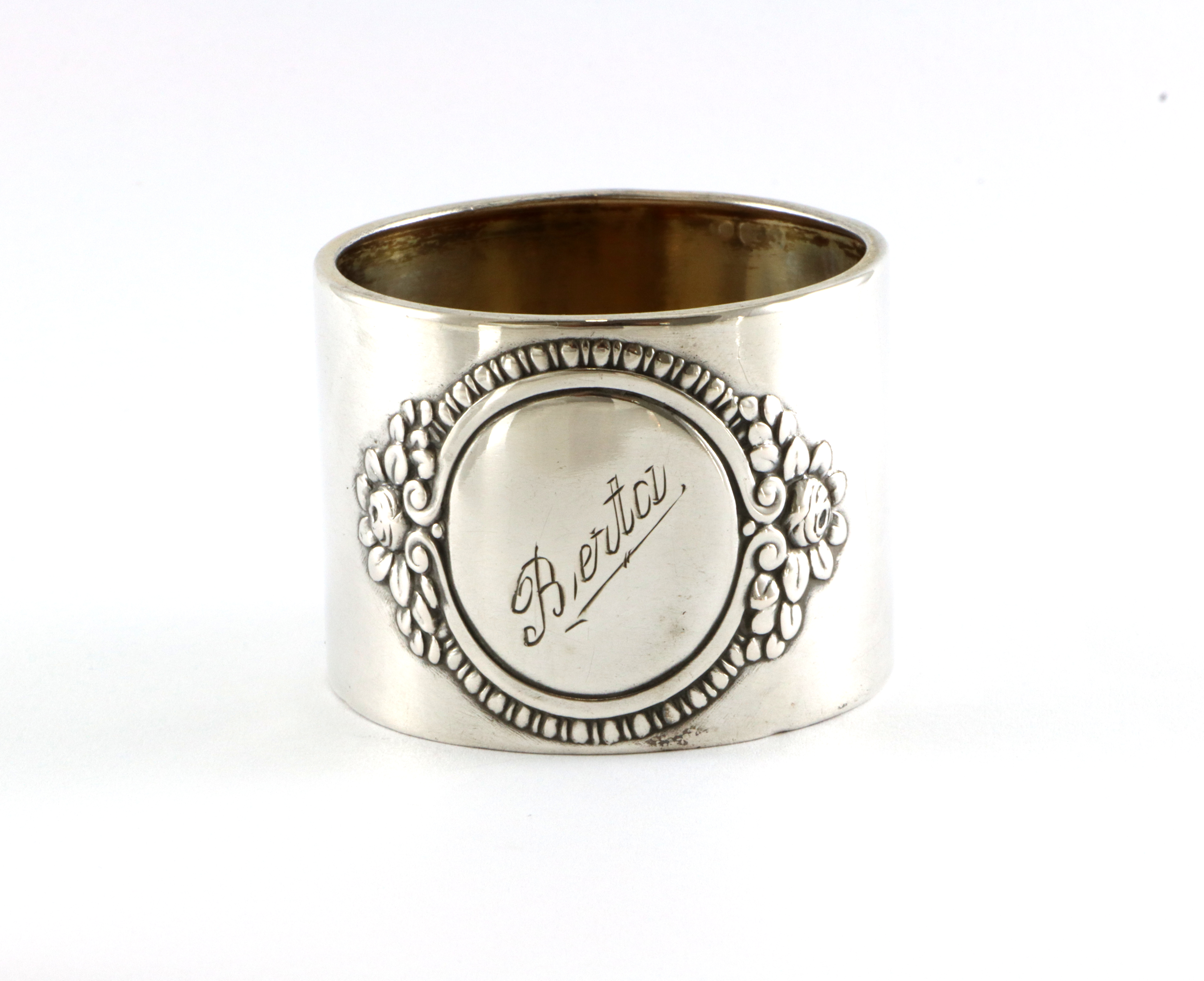 Graverte serviettringer i sølv