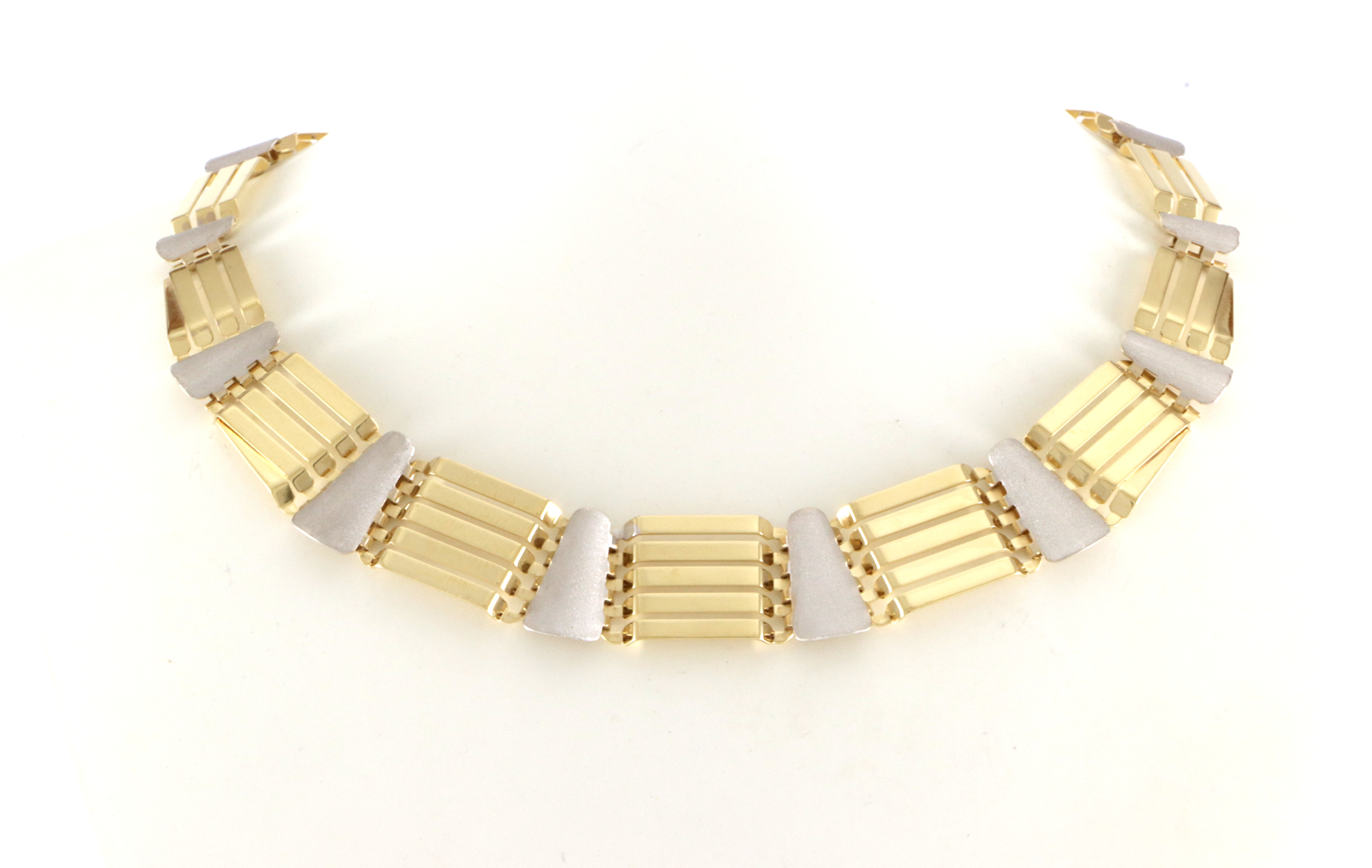 Lekkert og moderne collier. Med forløp. 42 cm