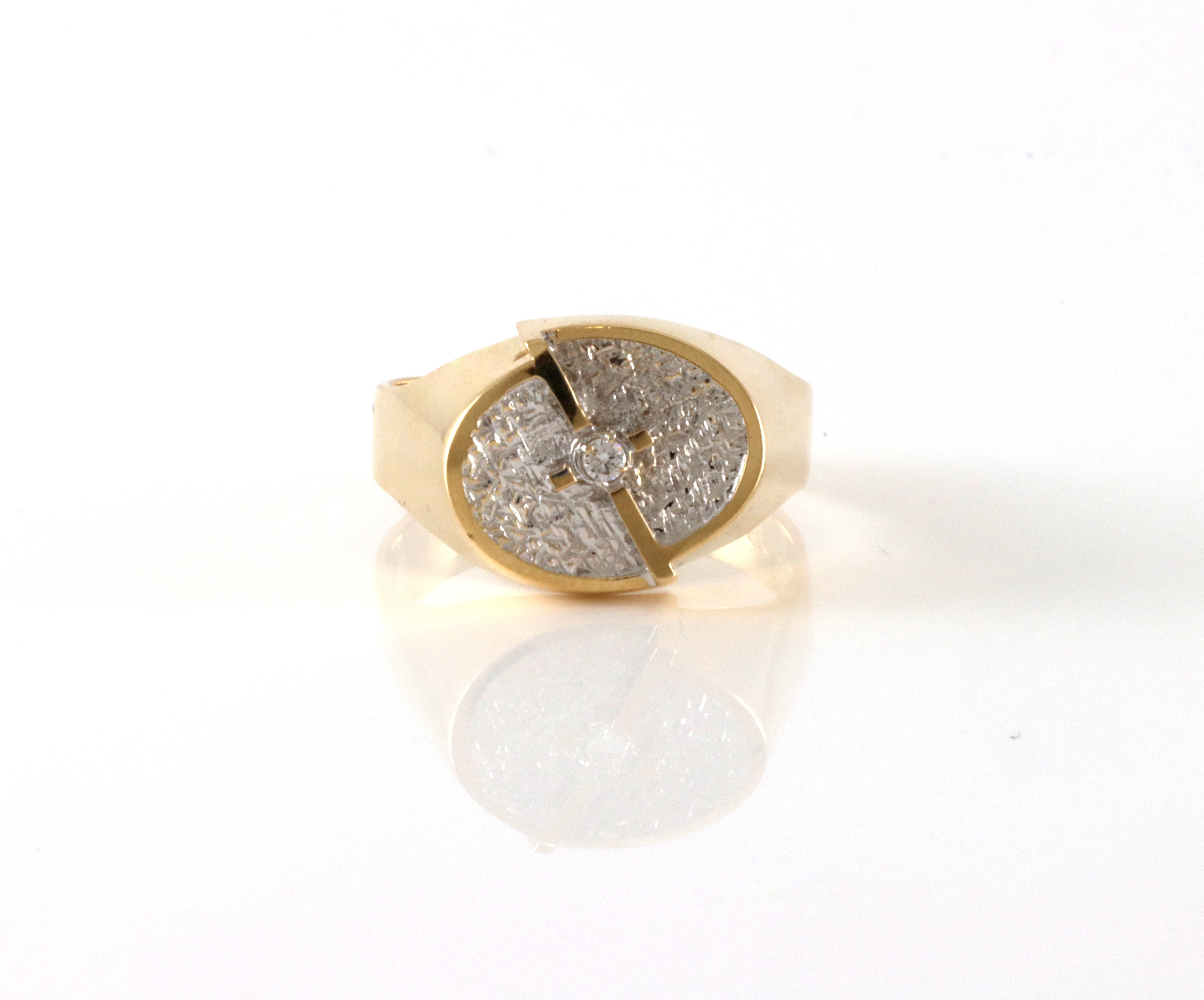 Ring med liten diamant fra MLF, Finland