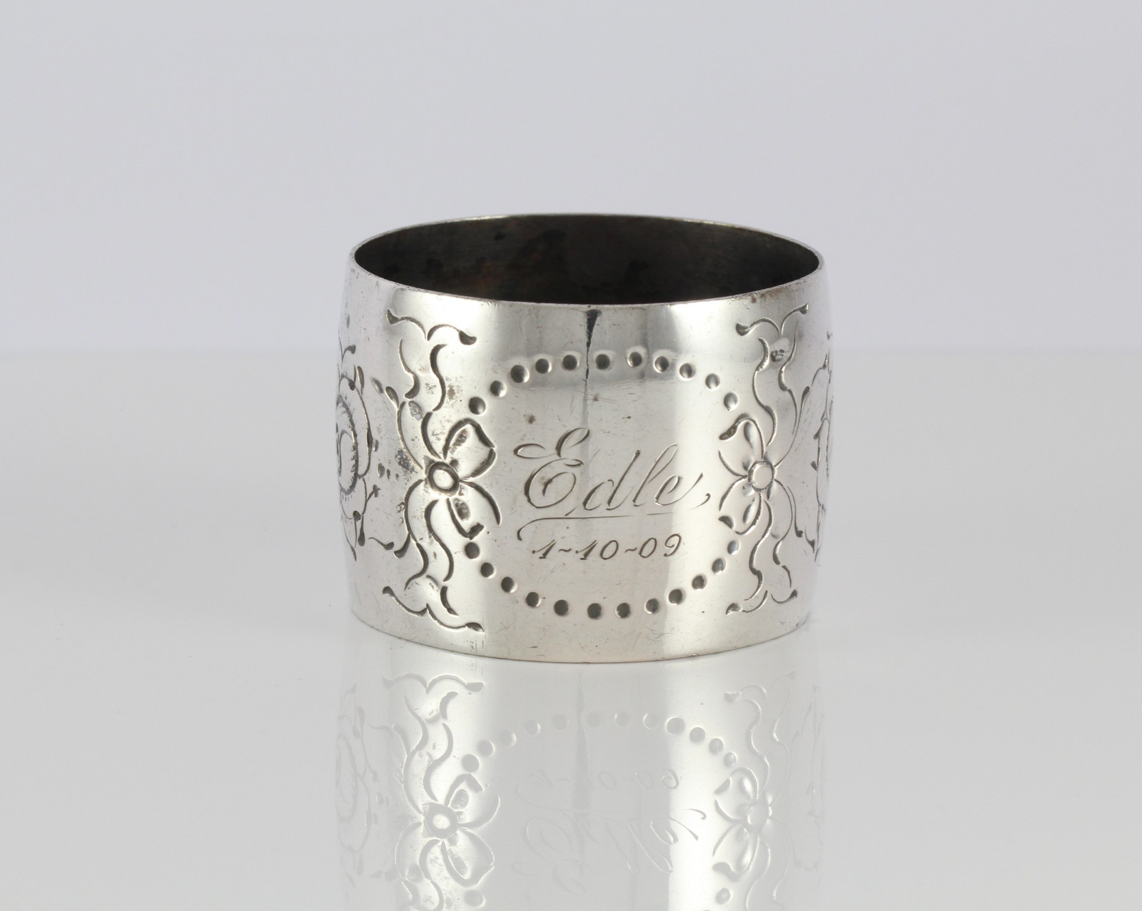 Graverte serviettringer i sølv