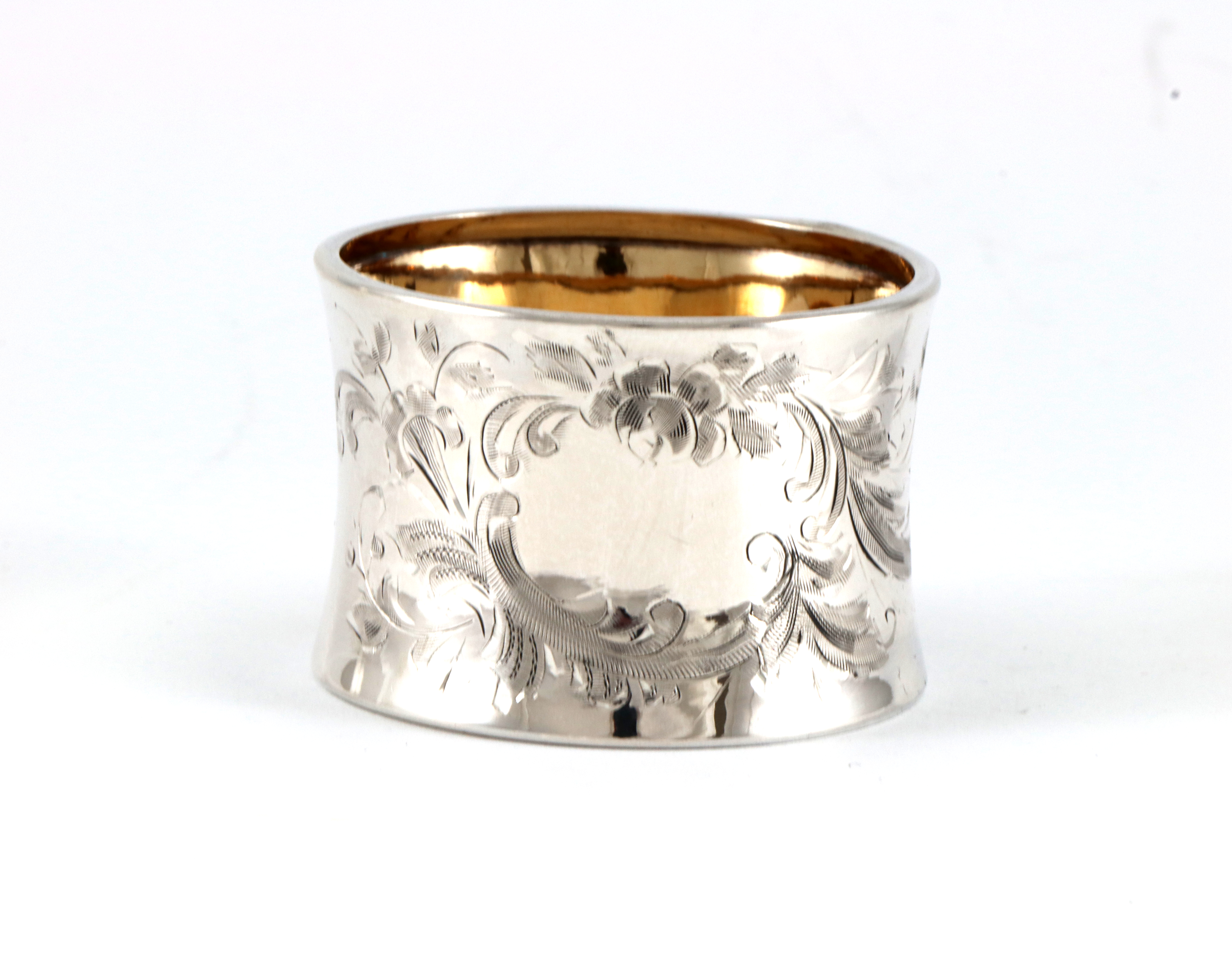 Serviettring med gravert mønster