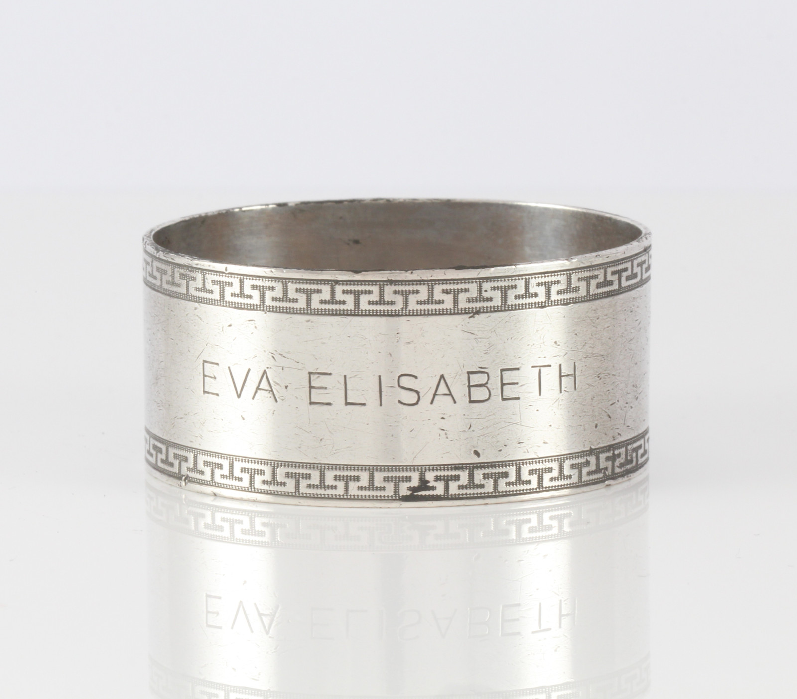 Graverte serviettringer i sølv