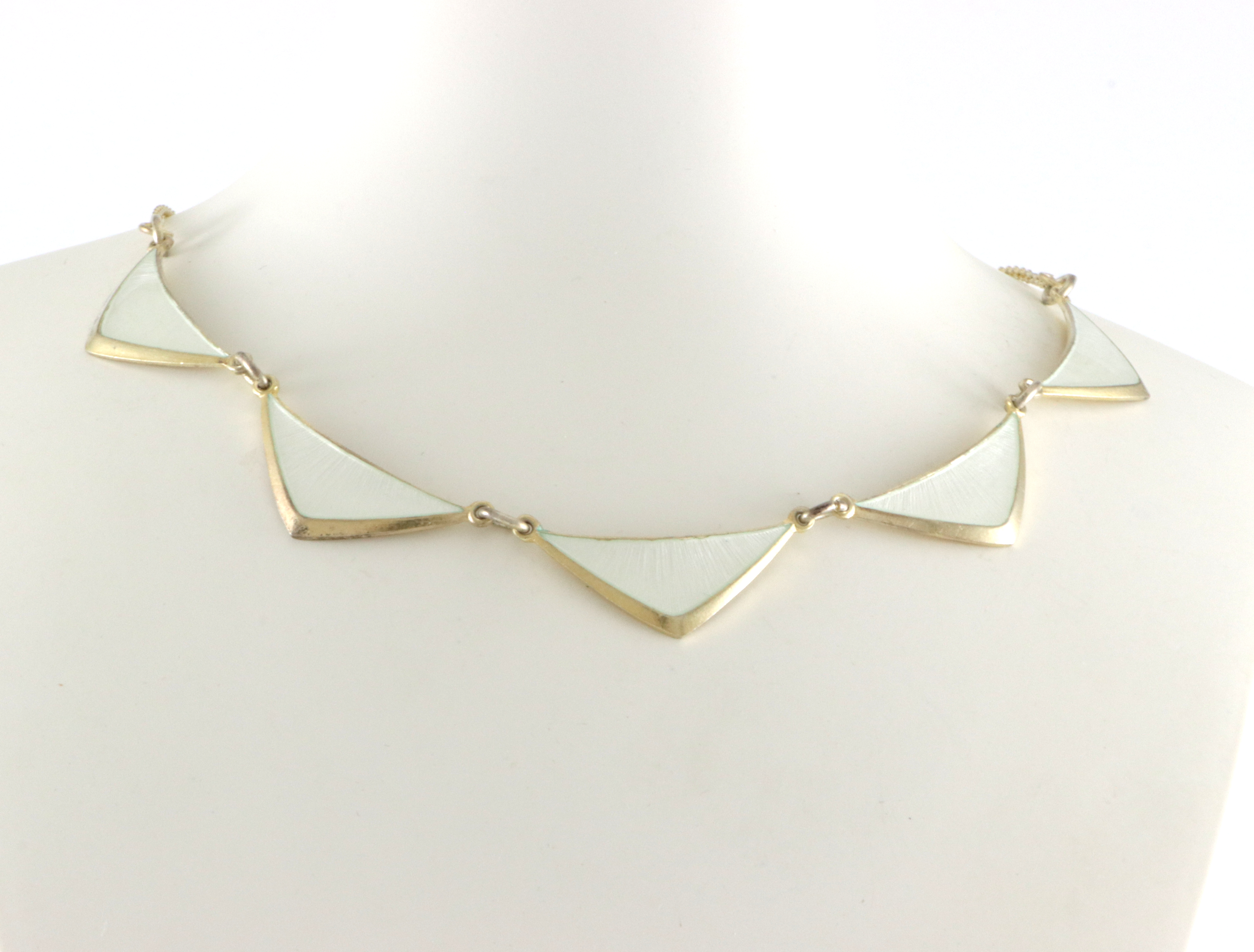 Emaljerte halskjeder i sølv