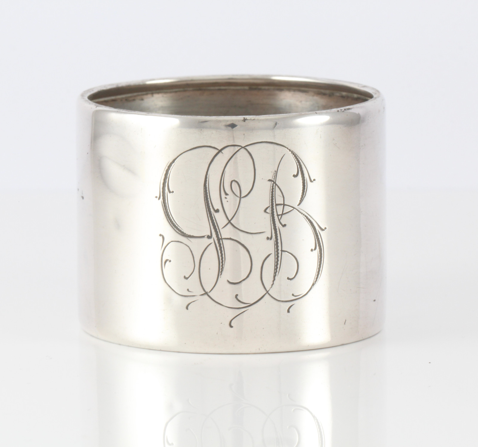 Graverte serviettringer i sølv