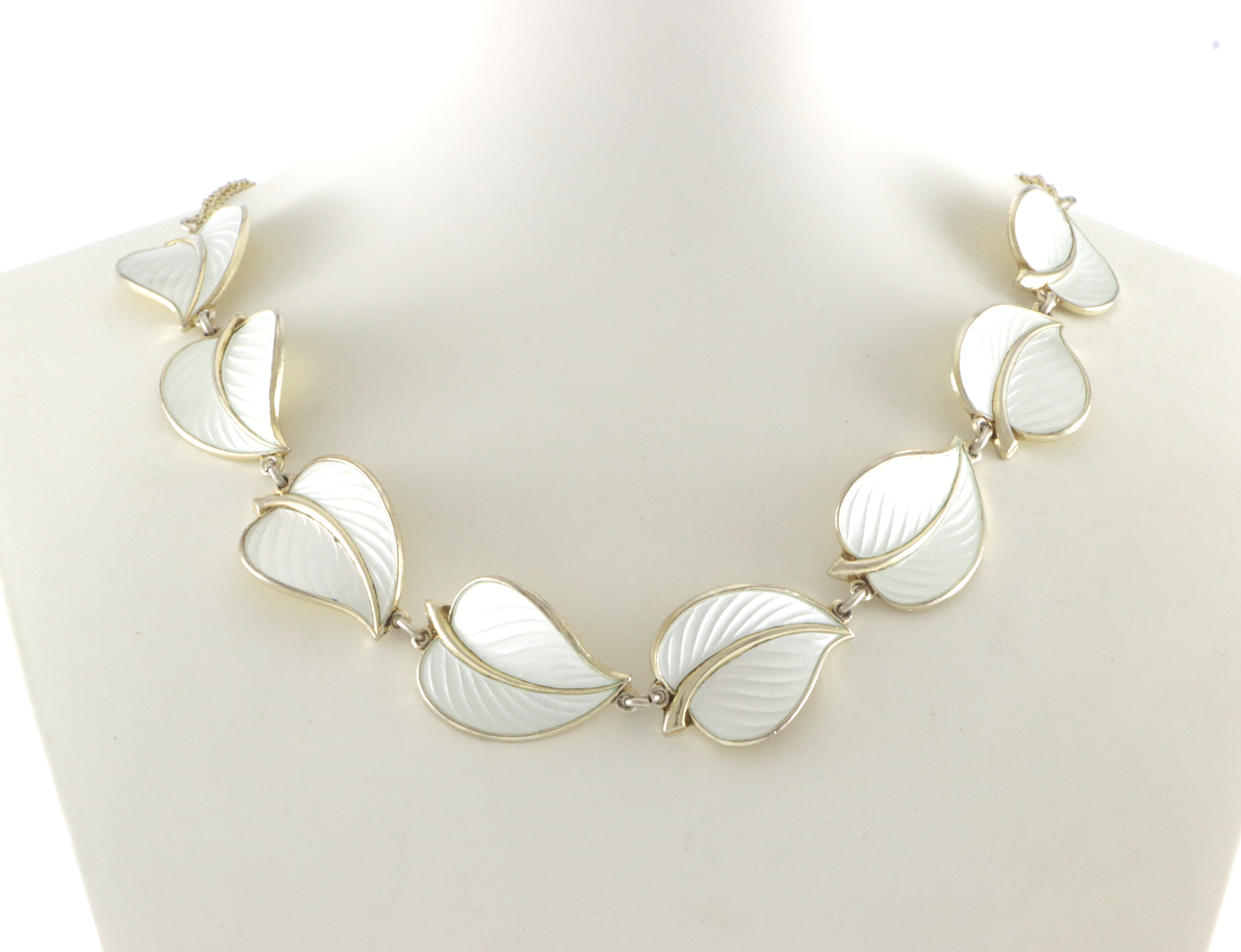 Emaljerte halskjeder i sølv