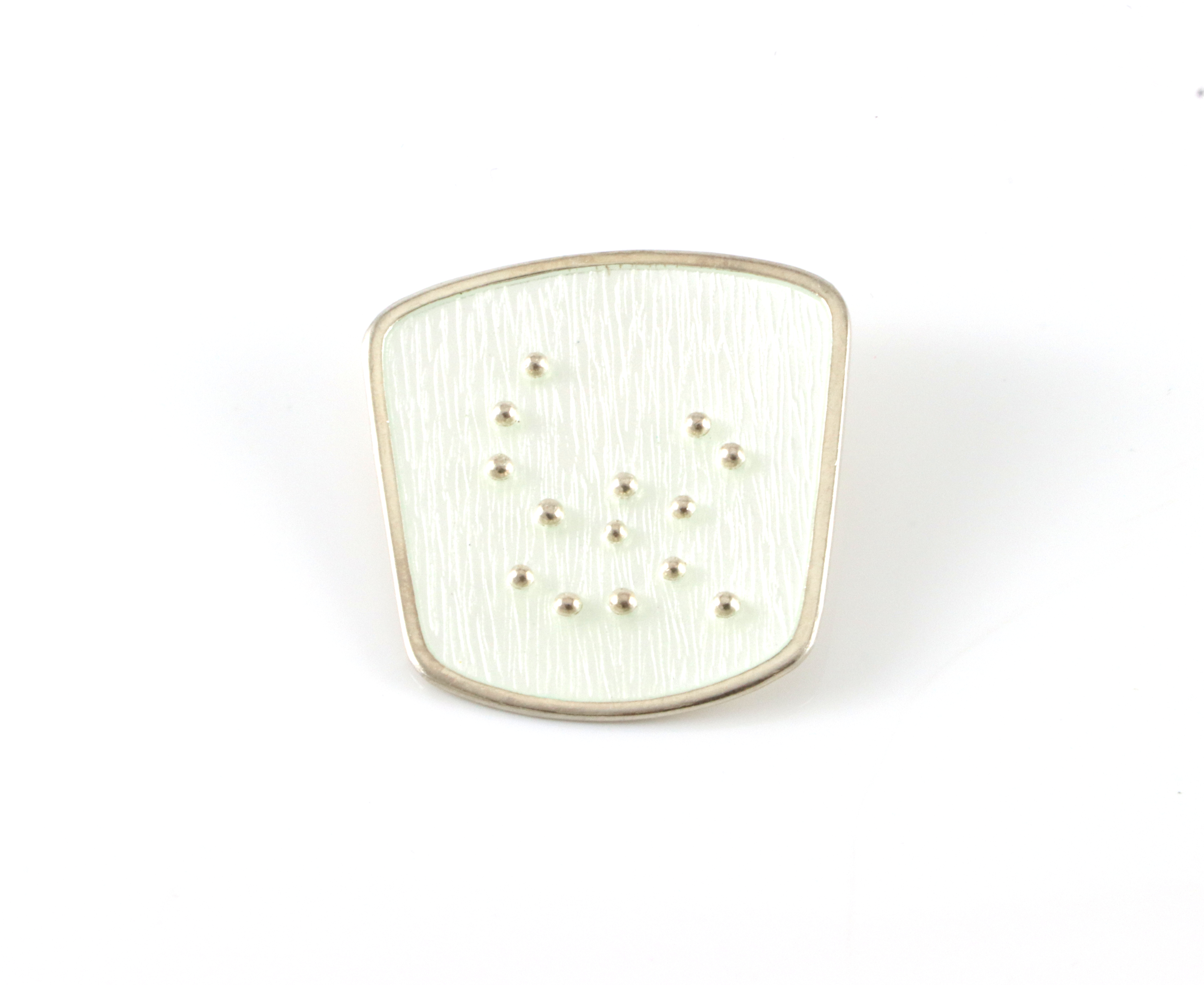 Emaljert brosje i sølv