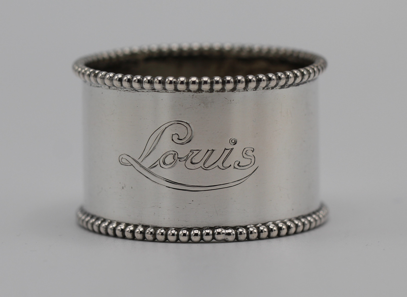 Graverte serviettringer i sølv