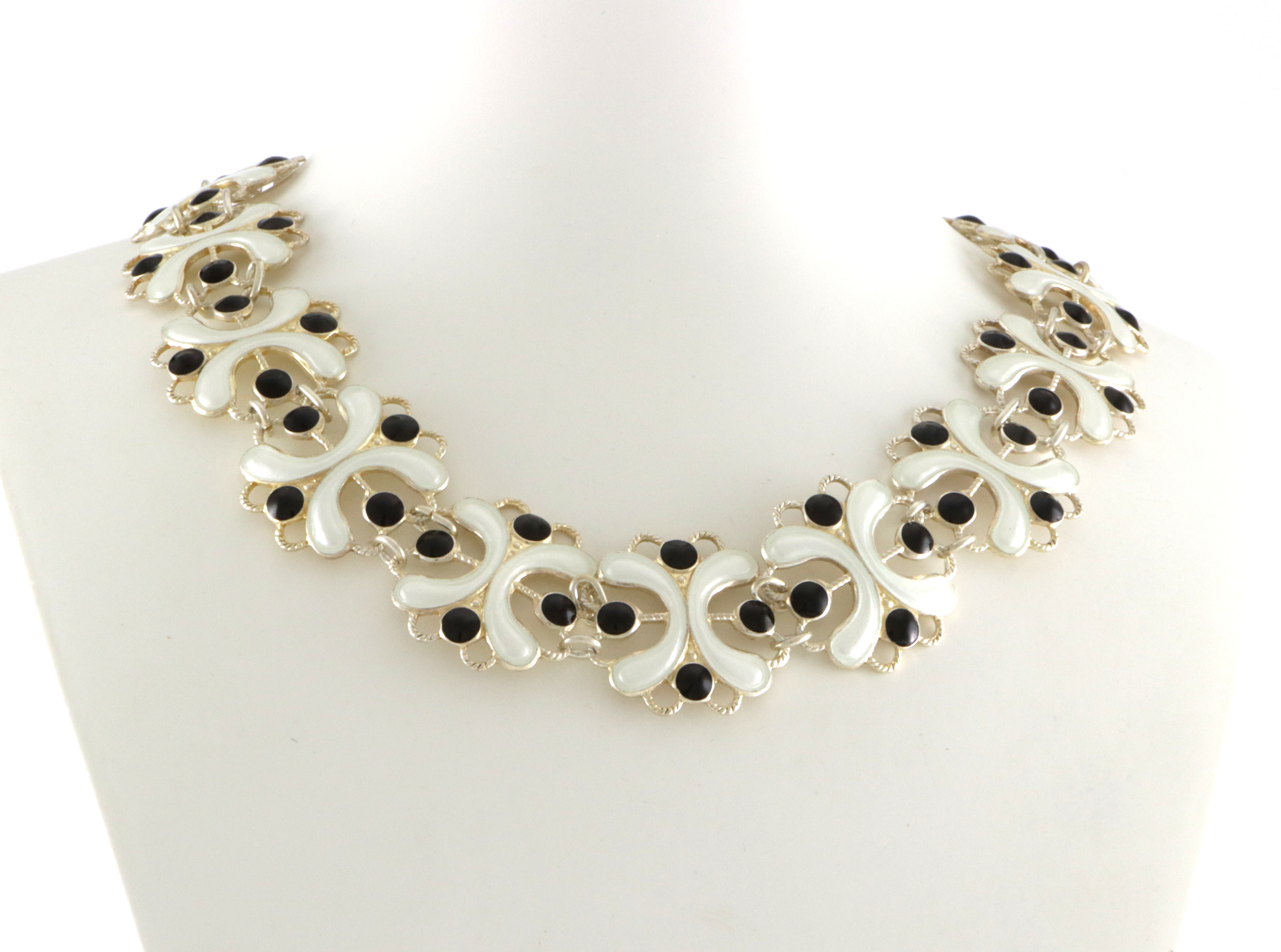 Emaljerte halskjeder i sølv