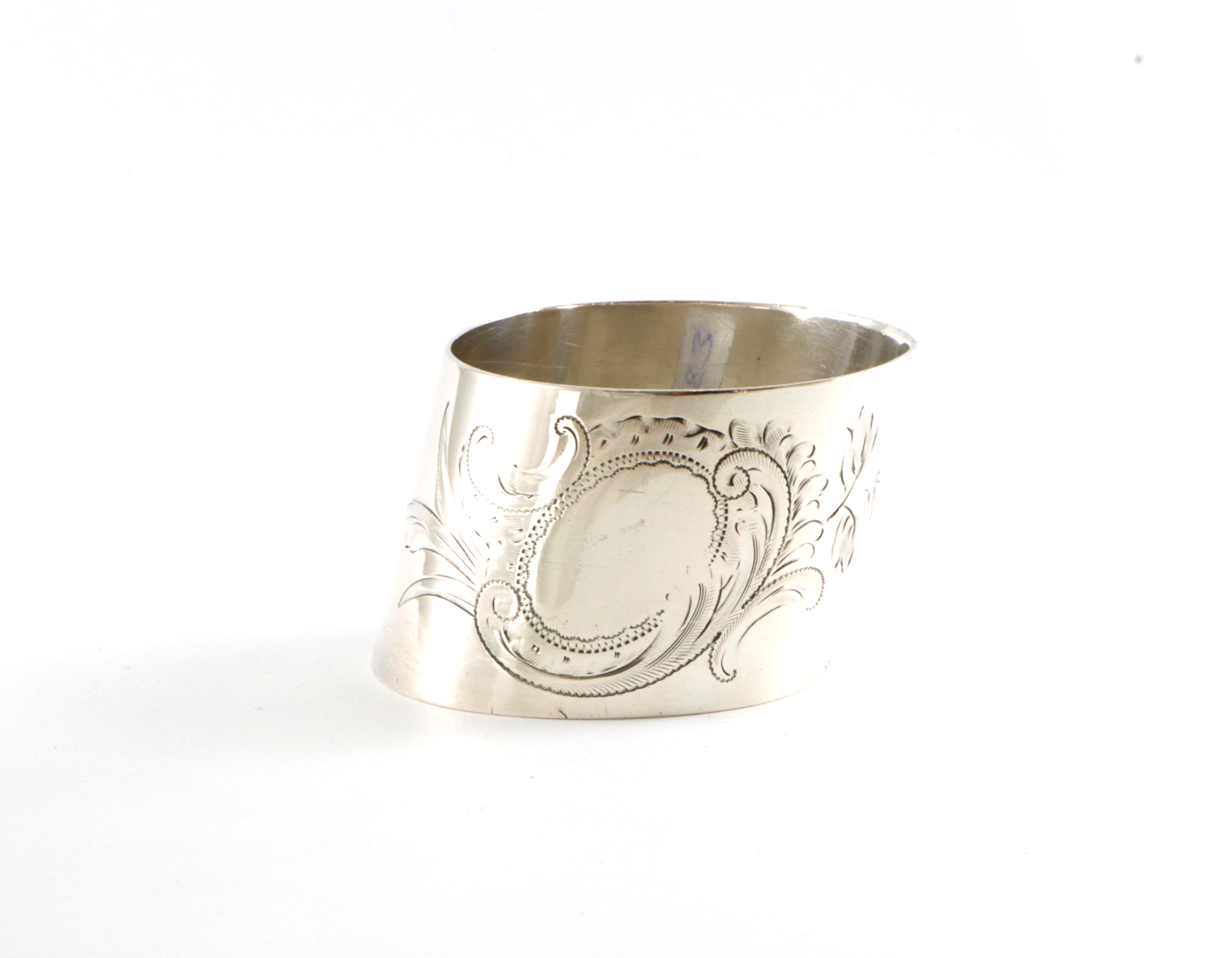 Spesielt formet serviettring med gravert mønster