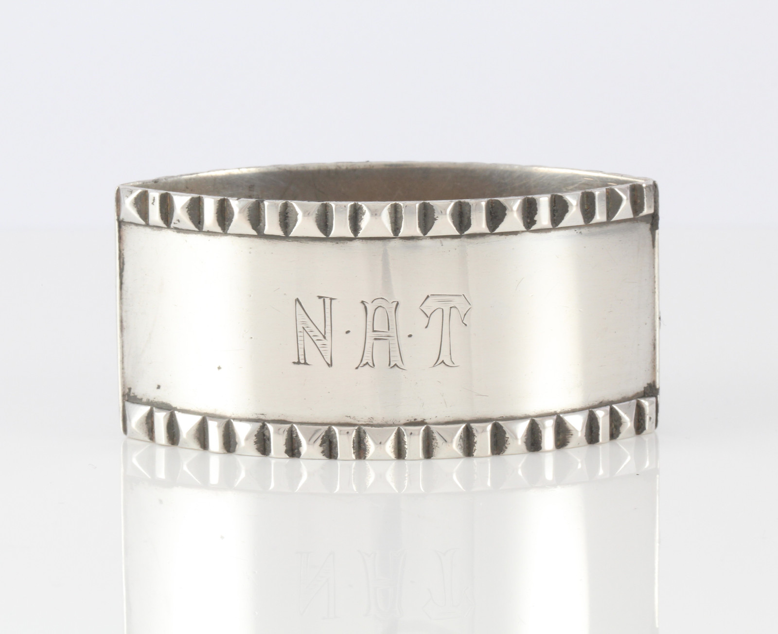 Graverte serviettringer i sølv