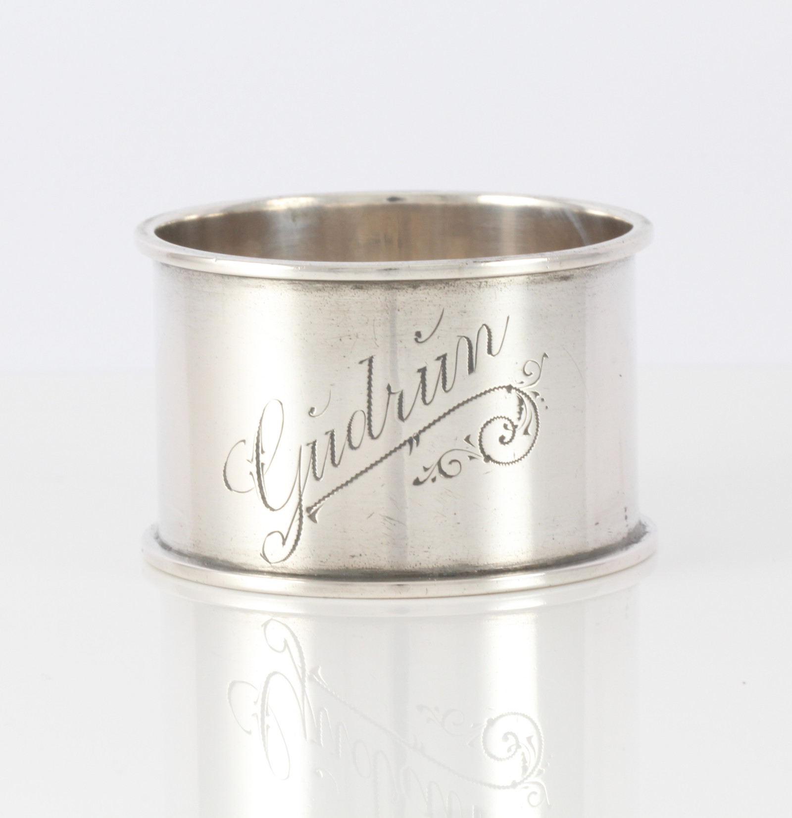 Graverte serviettringer i sølv